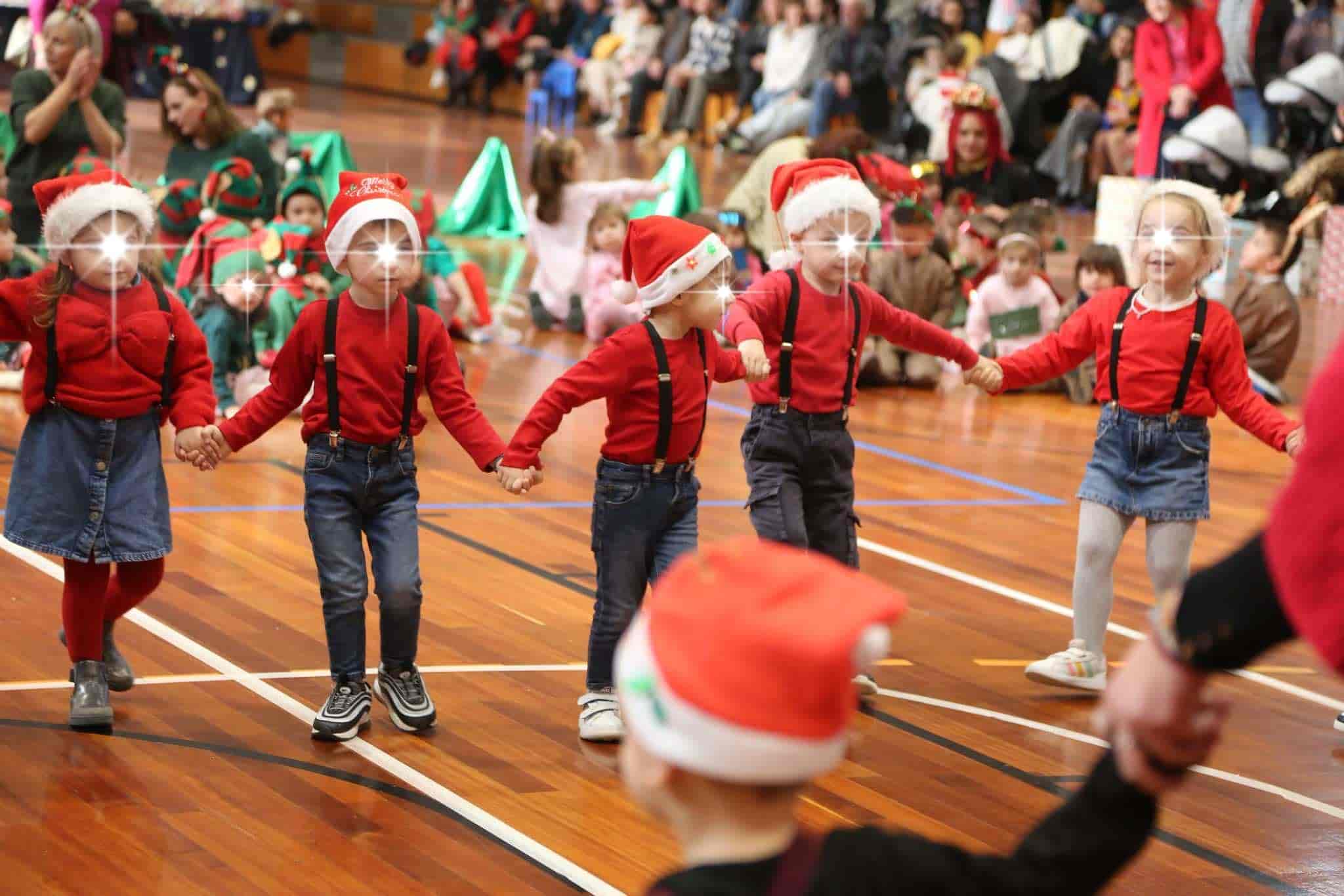 Με μεγάλη χαρά και ενθουσιασμό πραγματοποιήθηκε την περασμένη Παρασκευή στο Κλειστό Γυμναστήριο Τυρνάβου για πρώτη φορά η Χριστουγεννιάτικη Γιορτή όλων μαζί των Παιδικών και Βρεφονηπιακών Σταθμών του Δήμου Τυρνάβου. Η εκδήλωση προσέφερε μοναδικές στιγμές χαράς και διασκέδασης, φέρνοντας κοντά τα παιδιά, τους γονείς και τους εργαζόμενους των δομών μας. Οι μικροί μας πρωταγωνιστές εντυπωσίασαν το κοινό με τις χριστουγεννιάτικες δημιουργικές τους δραστηριότητες, γεμίζοντας το χώρο με γέλιο, μουσική και εορταστική διάθεση. Παράλληλα, οι παρευρισκόμενοι είχαν την ευκαιρία να απολαύσουν ένα ζεστό, φιλόξενο κλίμα που ενίσχυσε τη χαρά των γιορτών. Στο τέλος της εκδήλωσης ο δήμαρχος και οι αντιδήμαρχοι προσέφεραν δώρα στους μικρούς συμμετέχοντες. Σύσσωμη η Δημοτική Αρχή εκφράζει θερμές ευχαριστίες σε όλους τους εργαζόμενους των παιδικών και βρεφονηπιακών σταθμών, οι οποίοι με την αφοσίωση, την εργατικότητα και τη δημιουργικότητά τους συνέβαλαν καθοριστικά στην επιτυχία της εκδήλωσης. Η άρτια οργάνωση, η αγάπη και το μεράκι τους για τα παιδιά έκαναν τη γιορτή αυτή μια αξέχαστη εμπειρία για όλους.Τα εύσημα επίσης να αποδώσουμε στην προϊσταμένη των προνοιακών δομών κ.Κωνσταντινα Πολίτη που επιμελήθηκε την όλη διοργάνωση όπως επίσης στην Αντιδημαρχία Πολιτισμού -Κοινωνικής Πολιτικής και Πρόνοιας που πρόσθεσε άλλη μια νέα σημαντική εκδήλωση στην ζωή του Δήμου μας. Ευχαριστούμε, επίσης, τους γονείς και τους δημότες που μας τίμησαν με την παρουσία τους, υποστηρίζοντας για ακόμα μία φορά τις δράσεις του Δήμου μας. Ευχόμαστε σε όλους καλές γιορτές, με υγεία, αγάπη και χαρά!