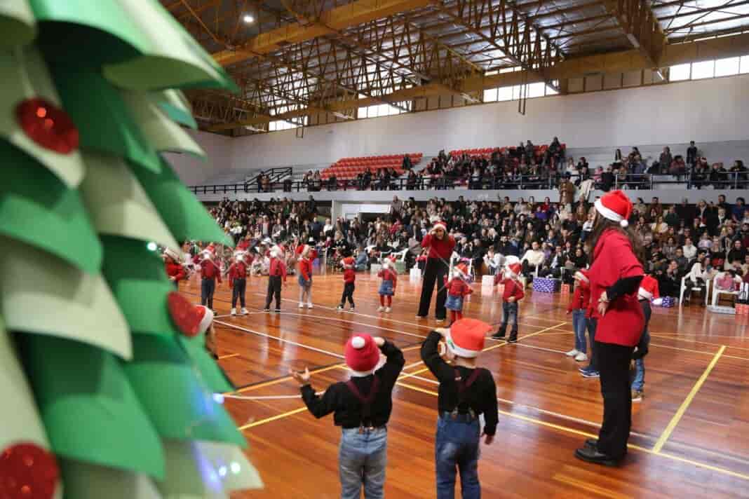 Με μεγάλη χαρά και ενθουσιασμό πραγματοποιήθηκε την περασμένη Παρασκευή στο Κλειστό Γυμναστήριο Τυρνάβου για πρώτη φορά η Χριστουγεννιάτικη Γιορτή όλων μαζί των Παιδικών και Βρεφονηπιακών Σταθμών του Δήμου Τυρνάβου. Η εκδήλωση προσέφερε μοναδικές στιγμές χαράς και διασκέδασης, φέρνοντας κοντά τα παιδιά, τους γονείς και τους εργαζόμενους των δομών μας. Οι μικροί μας πρωταγωνιστές εντυπωσίασαν το κοινό με τις χριστουγεννιάτικες δημιουργικές τους δραστηριότητες, γεμίζοντας το χώρο με γέλιο, μουσική και εορταστική διάθεση. Παράλληλα, οι παρευρισκόμενοι είχαν την ευκαιρία να απολαύσουν ένα ζεστό, φιλόξενο κλίμα που ενίσχυσε τη χαρά των γιορτών. Στο τέλος της εκδήλωσης ο δήμαρχος και οι αντιδήμαρχοι προσέφεραν δώρα στους μικρούς συμμετέχοντες. Σύσσωμη η Δημοτική Αρχή εκφράζει θερμές ευχαριστίες σε όλους τους εργαζόμενους των παιδικών και βρεφονηπιακών σταθμών, οι οποίοι με την αφοσίωση, την εργατικότητα και τη δημιουργικότητά τους συνέβαλαν καθοριστικά στην επιτυχία της εκδήλωσης. Η άρτια οργάνωση, η αγάπη και το μεράκι τους για τα παιδιά έκαναν τη γιορτή αυτή μια αξέχαστη εμπειρία για όλους.Τα εύσημα επίσης να αποδώσουμε στην προϊσταμένη των προνοιακών δομών κ.Κωνσταντινα Πολίτη που επιμελήθηκε την όλη διοργάνωση όπως επίσης στην Αντιδημαρχία Πολιτισμού -Κοινωνικής Πολιτικής και Πρόνοιας που πρόσθεσε άλλη μια νέα σημαντική εκδήλωση στην ζωή του Δήμου μας. Ευχαριστούμε, επίσης, τους γονείς και τους δημότες που μας τίμησαν με την παρουσία τους, υποστηρίζοντας για ακόμα μία φορά τις δράσεις του Δήμου μας. Ευχόμαστε σε όλους καλές γιορτές, με υγεία, αγάπη και χαρά!