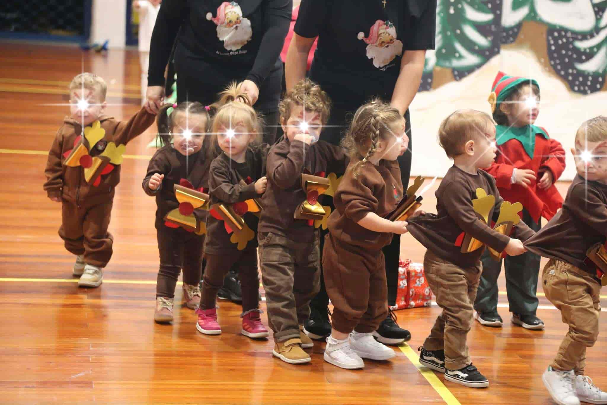Με μεγάλη χαρά και ενθουσιασμό πραγματοποιήθηκε την περασμένη Παρασκευή στο Κλειστό Γυμναστήριο Τυρνάβου για πρώτη φορά η Χριστουγεννιάτικη Γιορτή όλων μαζί των Παιδικών και Βρεφονηπιακών Σταθμών του Δήμου Τυρνάβου. Η εκδήλωση προσέφερε μοναδικές στιγμές χαράς και διασκέδασης, φέρνοντας κοντά τα παιδιά, τους γονείς και τους εργαζόμενους των δομών μας. Οι μικροί μας πρωταγωνιστές εντυπωσίασαν το κοινό με τις χριστουγεννιάτικες δημιουργικές τους δραστηριότητες, γεμίζοντας το χώρο με γέλιο, μουσική και εορταστική διάθεση. Παράλληλα, οι παρευρισκόμενοι είχαν την ευκαιρία να απολαύσουν ένα ζεστό, φιλόξενο κλίμα που ενίσχυσε τη χαρά των γιορτών. Στο τέλος της εκδήλωσης ο δήμαρχος και οι αντιδήμαρχοι προσέφεραν δώρα στους μικρούς συμμετέχοντες. Σύσσωμη η Δημοτική Αρχή εκφράζει θερμές ευχαριστίες σε όλους τους εργαζόμενους των παιδικών και βρεφονηπιακών σταθμών, οι οποίοι με την αφοσίωση, την εργατικότητα και τη δημιουργικότητά τους συνέβαλαν καθοριστικά στην επιτυχία της εκδήλωσης. Η άρτια οργάνωση, η αγάπη και το μεράκι τους για τα παιδιά έκαναν τη γιορτή αυτή μια αξέχαστη εμπειρία για όλους.Τα εύσημα επίσης να αποδώσουμε στην προϊσταμένη των προνοιακών δομών κ.Κωνσταντινα Πολίτη που επιμελήθηκε την όλη διοργάνωση όπως επίσης στην Αντιδημαρχία Πολιτισμού -Κοινωνικής Πολιτικής και Πρόνοιας που πρόσθεσε άλλη μια νέα σημαντική εκδήλωση στην ζωή του Δήμου μας. Ευχαριστούμε, επίσης, τους γονείς και τους δημότες που μας τίμησαν με την παρουσία τους, υποστηρίζοντας για ακόμα μία φορά τις δράσεις του Δήμου μας. Ευχόμαστε σε όλους καλές γιορτές, με υγεία, αγάπη και χαρά!