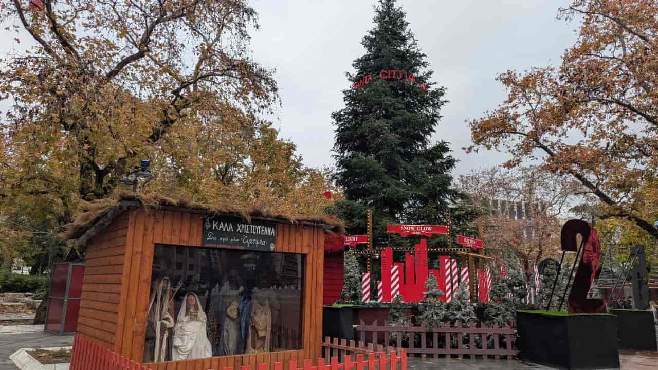 παρέλαση 12 θεματικών, πολύχρωμων αρμάτων