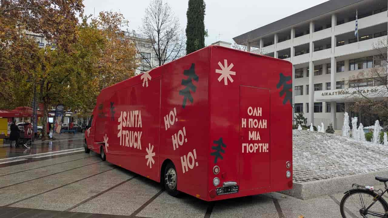 Χριστουγεννιάτικη ατμόσφαιρα με παρέλαση 12 θεματικών, πολύχρωμων αρμάτων