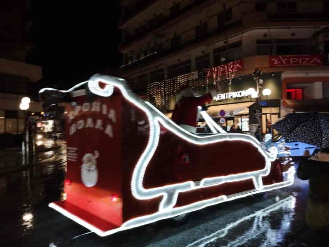 Ο Άη Βασίλης με το έλκηθρό του επισκέφθηκε τις πόλεις του Τυρνάβου και του Αμπελώνα