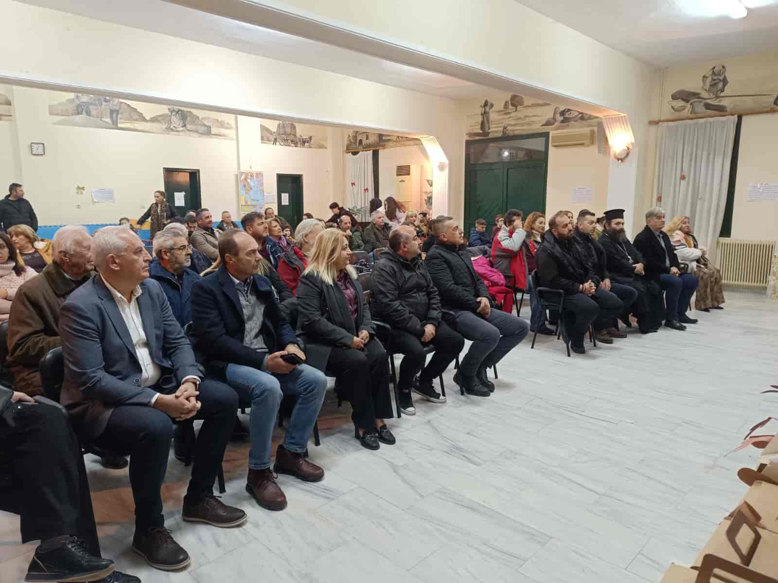 Στο άναμμα του χριστουγεννιάτικου δέντρου στα Μεγάλα Καλύβια ο Περιφερειάρχης Δημ. Κουρέτας