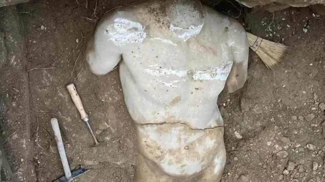 Μαρμάρινο άγαλμα νεαρού θεού Ερμή