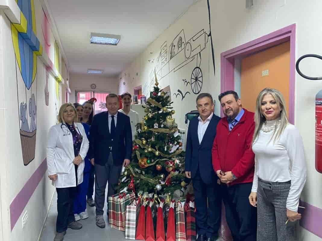 Δώρα στα παιδιά που νοσηλεύονται στην παιδιατρική κλινική του ΓΝ Λάρισας μοίρασε ο Β. Κόκκαλης