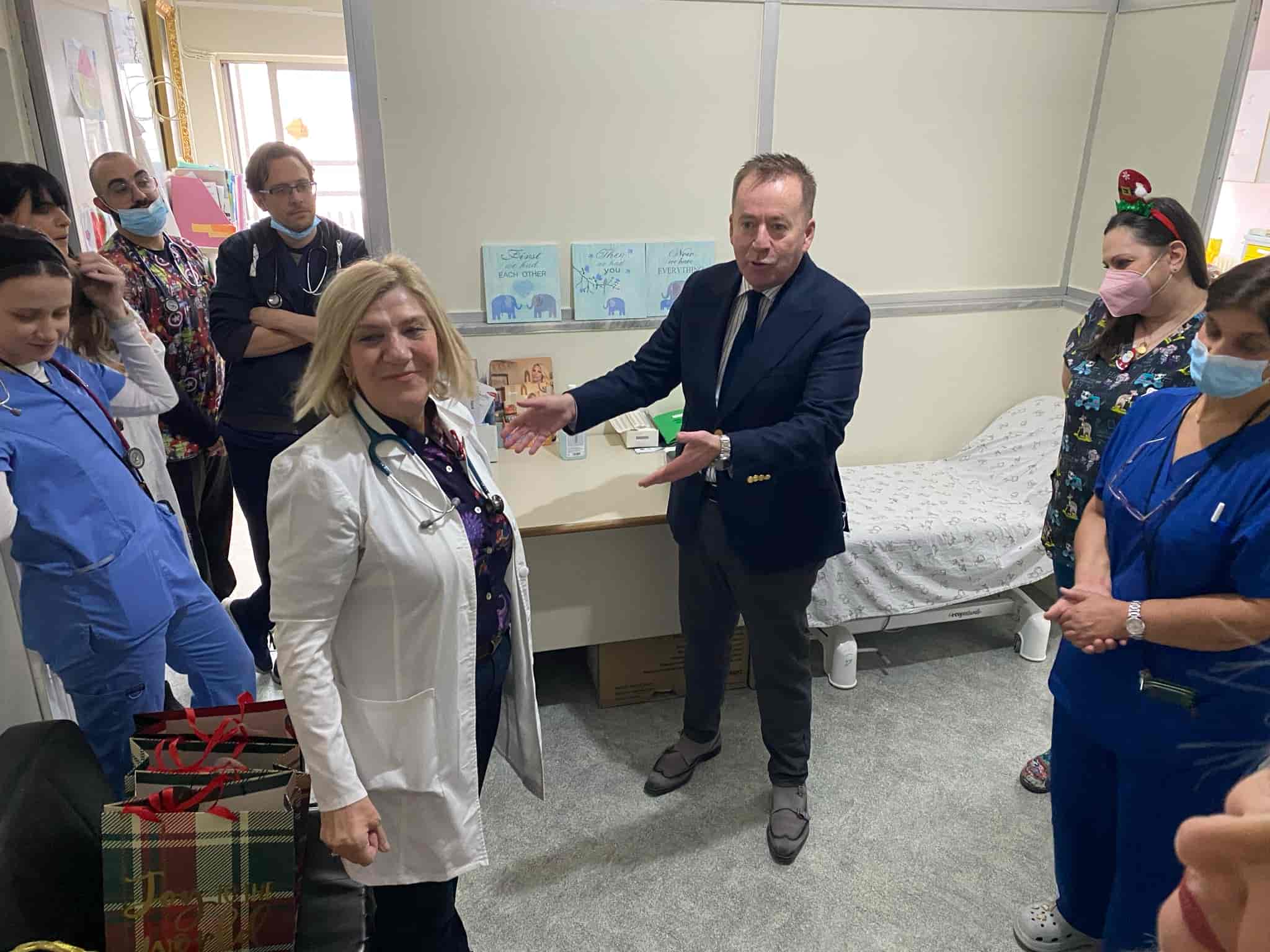 Δώρα στα παιδιά που νοσηλεύονται στην παιδιατρική κλινική του ΓΝ Λάρισας μοίρασε ο Β. Κόκκαλης