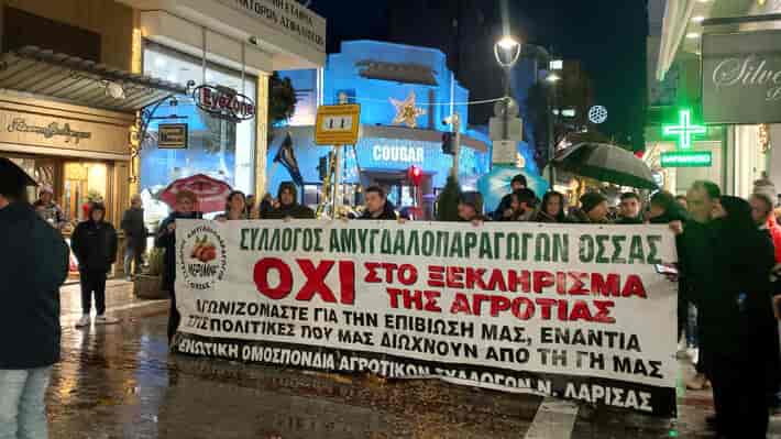 larisa-amygdaloparagogoi-5 Λάρισα: Κινητοποίηση των αμυγδαλοπαραγωγών με τρακτέρ και μηχανήματα για την καταβολή αποζημιώσεων