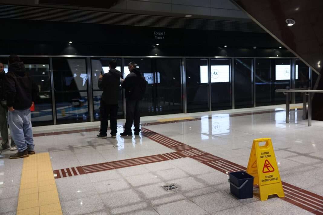 Λίγες ώρες μετά τα εγκαίνια στάζουν νερό οι οροφές!