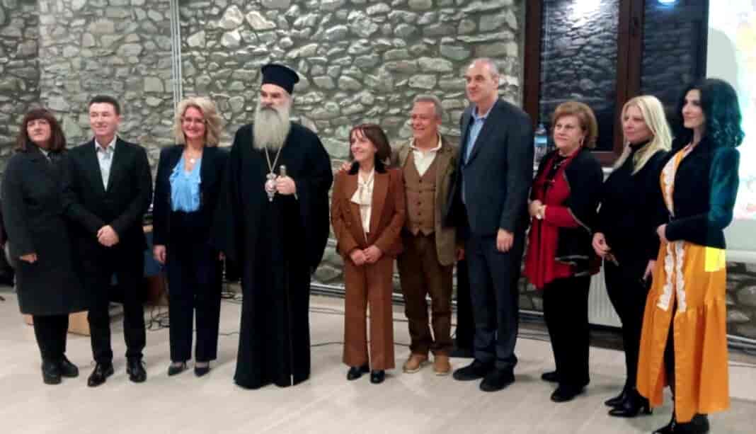 Παρουσιάστηκε στην Ελασσόνα το βιβλίο της Ευθυμίας Σερλέτη: «Πάντα μαζί». Παρουσιάστηκε στην Ελασσόνα, στην Αίθουσα Προβολής Τοπικού Πολιτισμού, το βιβλίο της Ευθυμίας Σερλέτη «Πάντα μαζί» «… για γιορτές, με λιγότερους ηλικιωμένους μόνους …», από τον Δήμο Ελασσόνας, την Ιερά Μητρόπολη Ελασσόνας και το Πολιτιστικό Κέντρο Εκπαιδευτικών νομού Λάρισας – ΠΟΚΕΛ. Χαιρετισμό απηύθυναν ο Δήμαρχος Ελασσόνας, Νίκος Γάτσας και ο Σεβασμιότατος Μητροπολίτης Ελασσόνας κ. Χαρίτων, την εκδήλωση παρουσίασε και συντόνισε η Ευαγγελία Ράπτου - Στεργιούλα, Διδάκτωρ του Πανεπιστημίου Αιγαίου, ενώ για το βιβλίο μίλησαν η Ευδοκία Ποιμενίδου, εκπαιδευτικός και συγγραφέας, η Χρύσα Πιτένη, νευροψυχολόγος, αναπτυξιακή ψυχολόγος και ψυχοθεραπεύτρια και η ίδια η συγγραφέας. Στο χώρο είχαν εκτεθεί και ζωγραφιές, αφίσες κι ευχετήριες κάρτες με σκέψεις και προτάσεις των παιδιών από τις Κατηχητικές Συντροφιές της Ιεράς Μητρόπολης Ελασσόνας, για το τι χρειάζονται οι ηλικιωμένοι για να μη νοιώθουν μοναξιά, που προέκυψαν μετά την ανάγνωση του βιβλίου. Εξάλλου, σκοπός της εκδήλωσης ήταν και η ευαισθητοποίηση και ο προβληματισμός για τη μοναξιά των ηλικιωμένων ανθρώπων, με επιπτώσεις στην ψυχική και σωματική υγεία τους, καθώς και η εύρεση τρόπων αντιμετώπισή της.