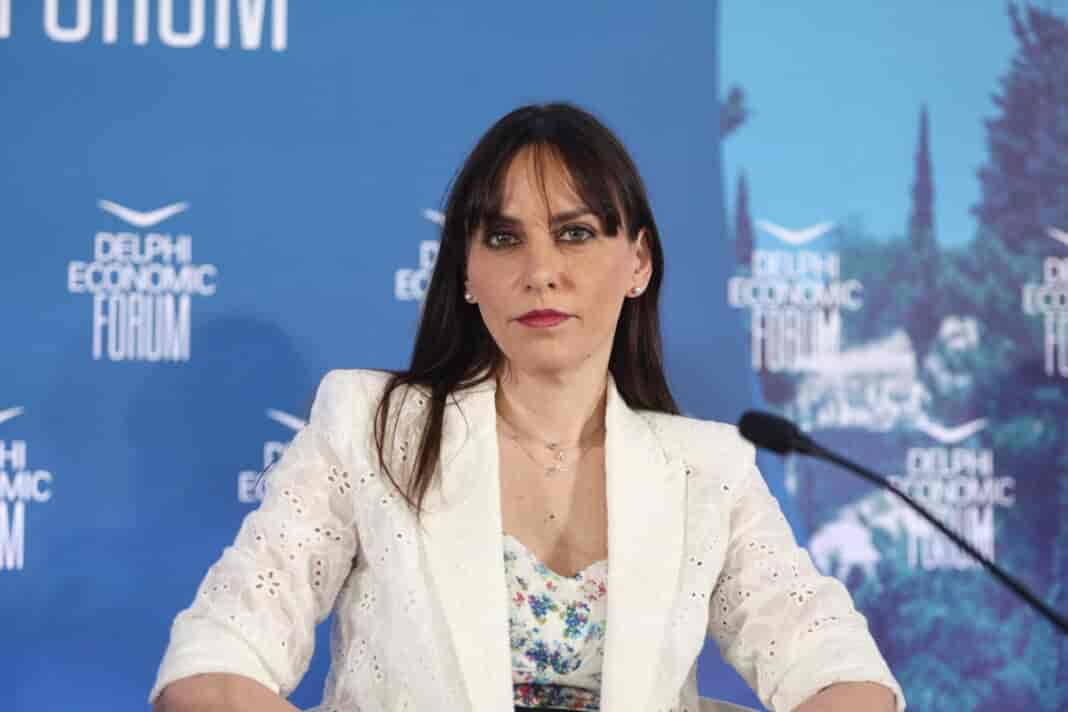 Το Τμήμα Διοίκησης Επιχειρήσεων και τα Μεταπτυχιακά Προγράμματα «Ευέλικτες Μέθοδοι Διοίκησης», «Διοίκηση Επιχειρήσεων (ΜΒΑ) και ΔΠΜΣ «Επιχειρηματικότητα» του Πανεπιστήμιου Θεσσαλίας διοργανώνουν Ημερίδα, με θέμα: «Ο Μετασχηματισμός του Ανθρώπινου Δυναμικού στο Δημόσιο Τομέα: από το Σχεδιασμό στην Εφαρμογή» με κεντρική ομιλήτρια την Υφυπουργό του Υπουργείου Εσωτερικών, κα Παρασκευή Χαραλαμπογιάννη, Η ημερίδα θα πραγματοποιηθεί την Παρασκευή 13 Δεκεμβρίου 2024, 14:00 – 16:00 στο Πανεπιστήμιο Θεσσαλίας, Κτίριο Διοίκησης Επιχειρήσεων – Ψηφιακών Συστημάτων, Αμφιθέατρο 1 Γαιόπολις, Περιφερειακή Οδός Λάρισας, 41500 Λάρισα Θεματολόγιο Εκδήλωσης 13:30 – 14:00: Προσέλευση – Εγγραφές 14:00 – 14:15: Χαιρετισμοί: Πρόεδρος του Τμήματος Διοίκησης Επιχειρήσεων, καθηγητής κ. Λεωνίδας Ανθόπουλος 14:15 – 15:30: Κεντρική ομιλία της Υφυπουργού Εσωτερικών κ. Παρασκευής Χαραλαμπογιάννη 15:30 – 16:00: Ερωτήσεις – Απαντήσεις – Διάλογος: Συντονίστρια, καθηγήτρια κ. Βασιλική Καζαντζή Τα τελευταία χρόνια γίνεται ιδιαίτερος λόγος για την ανάγκη μετασχηματισμού του Δημοσίου Τομέα σε πιο αποτελεσματικό, φιλικό και επαρκή. Ωστόσο, ο μετασχηματισμός αυτός θεωρείται ότι βασίζεται κατά κύριο λόγο στην τεχνολογία, χωρίς να συζητείται ευρέως το απασχολούμενο προσωπικό στους δημοσίους φορείς, όπως και η οργάνωσή του για το μετασχηματισμό αυτό. Επιπλέον, τίθενται ερωτήματα όπως: πως διοικείται, αναπτύσσεται και ενδυναμώνεται το ανθρώπινο δυναμικό; Με ποιες τεχνικές υποκινείται και αξιολογείται το ανθρώπινο δυναμικό αλλά και οι δημόσιες δομές; Πως διαμορφώνεται η νέα αρχιτεκτονική δημόσιας διακυβέρνησης; Ποιο νομικό πλαίσιο έχει θεσπιστεί για να υποστηρίξει αυτές τις αλλαγές; Πως παρακολουθείται η ορθή του εφαρμογή; Υπάρχουν αποτελέσματα της έως τώρα εφαρμογής των αλλαγών; Αυτός είναι ο σκοπός της συγκεκριμένης ημερίδας που φιλοξενεί το Τμήμα Διοίκησης Επιχειρήσεων του Πανεπιστημίου Θεσσαλίας και τα Μεταπτυχιακά του Προγράμματα «Ευέλικτες Μέθοδοι Διοίκησης», «Μάστερ στη Διοίκηση Επιχειρήσεων (ΜΒΑ)» και ΔΠΜΣ «Επιχειρηματικότητα». Η κεντρική ομιλήτρια, Υφυπουργός του Υπουργείου Εσωτερικών κ. Παρασκευή Χαραλαμπογιάννη, πρόκειται να δώσει απαντήσεις στα ερωτήματα αυτά, αλλά και να αναδείξει μέσα από την παρουσίαση στοιχείων και πρακτικών, το κεντρικό ρόλο που διαδραματίζεται στο Υπουργείο Εσωτερικών ως προς την υιοθέτηση και εφαρμογή σχετικών πρακτικών που αναμένεται να επαναπροσδιορίσουν τον τρόπο λειτουργίας του δημοσίου τομέα στις επόμενες δεκαετίες. Της ομιλίας θα προηγηθεί επιστημονικό εργαστήριο (Workshop), αναφορικά με την ομογενοποίηση των δεδομένων στις έξυπνες πόλεις, στο πλαίσιο του ερευνητικού έργου «Smart Cities as hubs: defining a system for city flows' management (SCHUB)» (Κωδ. ΕΛΙΔΕΚ: 2652). Θα παρουσιαστούν τα ευρήματα από τις εμπλεκόμενες πόλεις (Τρίκαλα, Βόλος, Θεσσαλονίκη, Γενεύη, Ταϊπέι) και θα συζητηθούν τα σενάρια που βρίσκονται σε διαδικασία τυποποίησης στη διεθνή ένωση τηλεπικοινωνιών. Η εκδήλωση είναι ανοικτή και απευθύνεται σε προπτυχιακούς και μεταπτυχιακούς φοιτητές, αλλά και υποψήφιους διδάκτορες και ερευνητές του Τμήματος Διοίκησης Επιχειρήσεων και του Πανεπιστημίου Θεσσαλίας. Θα δοθούν βεβαιώσεις στους συμμετέχοντες. Για περισσότερες πληροφορίες οι ενδιαφερόμενοι μπορούν να επικοινωνούν με τη Γραμματεία του Προγράμματος Μεταπτυχιακών Σπουδών (τηλ: 2410-684708, msc-agile@uth.gr-secr.mba@uth.gr). Δρ Λεωνίδας Ανθόπουλος, Καθηγητής Πρόεδρος του Τμήματος Διοίκησης Επιχειρήσεων