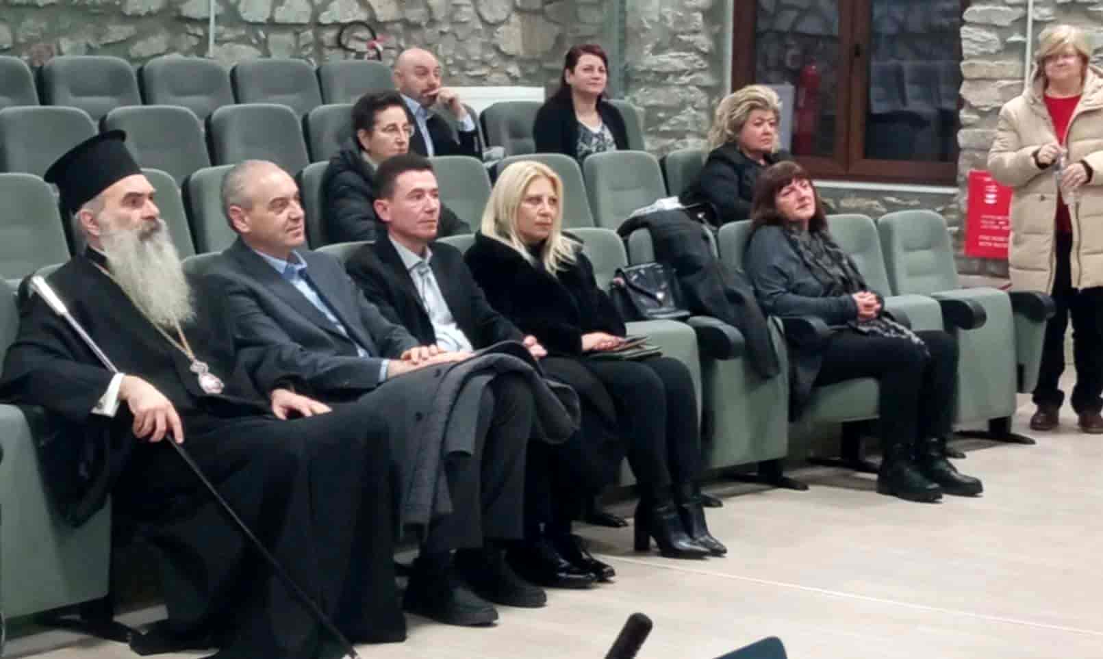 Παρουσιάστηκε στην Ελασσόνα το βιβλίο 
της Ευθυμίας Σερλέτη: «Πάντα μαζί». 

Παρουσιάστηκε στην Ελασσόνα, στην Αίθουσα Προβολής Τοπικού Πολιτισμού, το βιβλίο της Ευθυμίας Σερλέτη «Πάντα μαζί» «… για γιορτές, με λιγότερους ηλικιωμένους μόνους …», από τον Δήμο Ελασσόνας, την Ιερά Μητρόπολη Ελασσόνας και το Πολιτιστικό Κέντρο Εκπαιδευτικών νομού Λάρισας – ΠΟΚΕΛ. 

Χαιρετισμό απηύθυναν ο Δήμαρχος Ελασσόνας, Νίκος Γάτσας και ο Σεβασμιότατος Μητροπολίτης Ελασσόνας κ. Χαρίτων, την εκδήλωση παρουσίασε και συντόνισε η Ευαγγελία Ράπτου - Στεργιούλα, Διδάκτωρ του Πανεπιστημίου Αιγαίου, ενώ για το βιβλίο μίλησαν η Ευδοκία Ποιμενίδου, εκπαιδευτικός και συγγραφέας, η Χρύσα Πιτένη, νευροψυχολόγος, αναπτυξιακή ψυχολόγος και ψυχοθεραπεύτρια και η ίδια η συγγραφέας. 

Στο χώρο είχαν εκτεθεί και ζωγραφιές, αφίσες κι ευχετήριες κάρτες με σκέψεις και προτάσεις των παιδιών από τις Κατηχητικές Συντροφιές της Ιεράς Μητρόπολης Ελασσόνας, για το τι χρειάζονται οι ηλικιωμένοι για να μη νοιώθουν μοναξιά, που προέκυψαν μετά την ανάγνωση του βιβλίου. Εξάλλου, σκοπός της εκδήλωσης ήταν και η ευαισθητοποίηση και ο προβληματισμός για τη μοναξιά των ηλικιωμένων  ανθρώπων, με επιπτώσεις στην ψυχική και σωματική υγεία τους, καθώς και η εύρεση τρόπων αντιμετώπισή της. 
