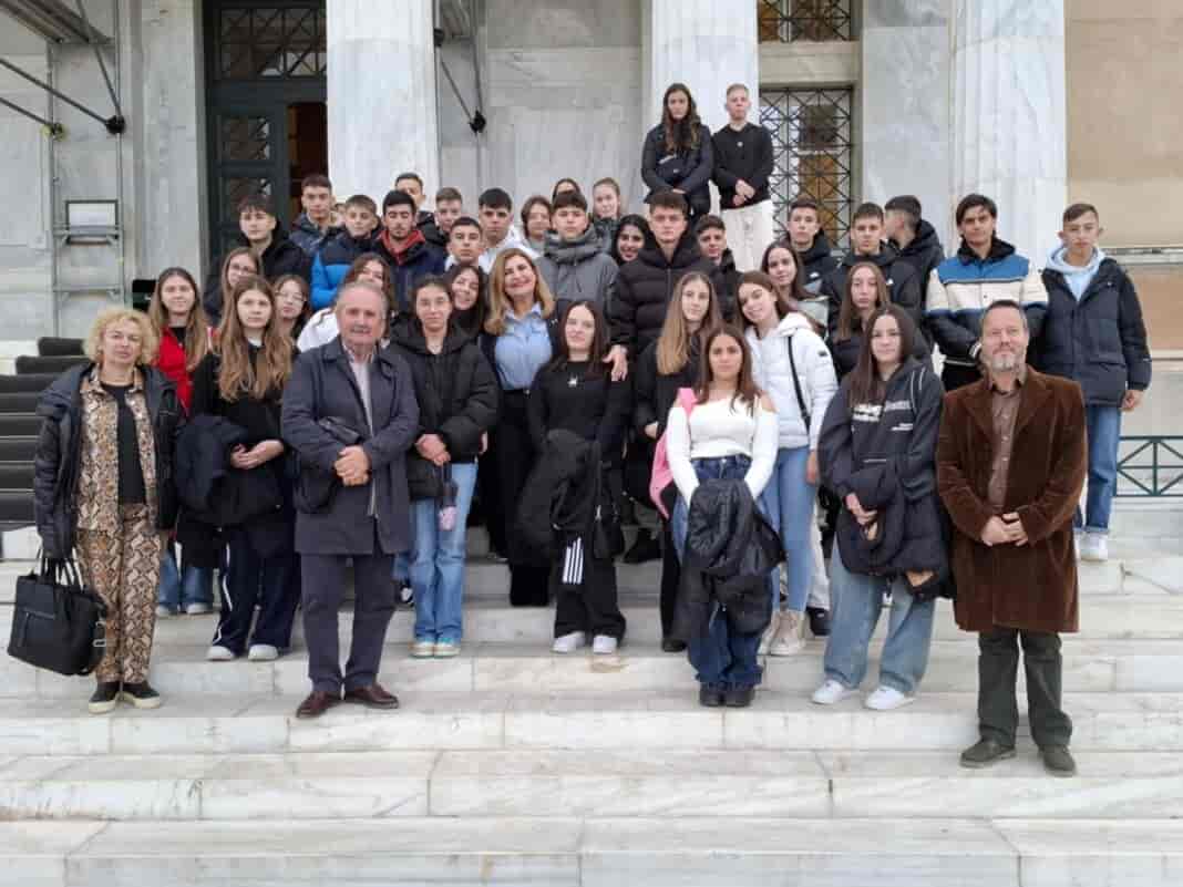 Ε. Λιακούλη με μαθητές και μαθήτριες γυμνασίου Νίκαιας στη Βουλή: «Η ελπίδα έρχεται στη Βουλή , μαζί με τους μαθητές μας.. »