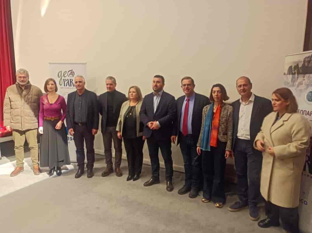 Πραγματοποιήθηκε η επιστημονική Ημερίδα στην Καλαμπάκα «Εργαλείο» ανάπτυξης το Γεωπάρκο Μετεώρων - Πύλης Οι προκλήσεις και οι ευκαιρίες που προκύπτουν από την αναγνώριση του Γεωπάρκου Μετεώρων – Πύλης ως μνημείο Παγκόσμιας Κληρονομιάς της UNESCO αναλύθηκαν σήμερα στη διάρκεια της επιστημονικής ημερίδας που πραγματοποιήθηκε στο Κέντρο Ψηφιακής Προβολής της Ιστορίας και του Πολιτισμού των Μετεώρων. Στη διάρκεια της ημερίδας παρουσιάστηκαν αναλυτικά οι υποχρεώσεις που προκύπτουν από την ένταξη του Γεωπάρκου Μετεώρων – Πύλης στο παγκόσμιο δίκτυο της UNESCO αλλά και οι τεράστιες προοπτικές που διαμορφώνονται στην περιοχή, τόσο σε επίπεδο προβολής των γεωτώπων, του πολιτισμού και των προϊόντων της, όσο και σε επίπεδο ανόδου του βιοτικού επιπέδου των κατοίκων. Αυτό άλλωστε επεσήμανε στο χαιρετισμό του και ο Δήμαρχος Μετεώρων Ελευθέριος Αβραμόπουλος, ο οποίος τόνισε ότι η τοπική κοινωνία βρίσκεται μπροστά σε μια ανεπανάληπτη ευκαιρία να μετατρέψει την περιοχή σ’ ένα παγκόσμιο προορισμό, συμμετέχοντας στο δίκτυο των 213 γεωπάρκων όλου του κόσμου. «Πρέπει όλοι να κατανοήσουμε το μέγεθος της ευκαιρίας που ανοίγεται μπροστά μας και να αναλάβουμε κάθε δυνατή πρωτοβουλία για να αξιοποιήσουμε μια μοναδική ευκαιρία να αλλάξουμε τη μοίρα του τόπου» είπε χαρακτηριστικά. Στο ίδιο μήκος κύματος κινήθηκε και ο χαιρετισμός της αντιπεριφερειάρχη Τουρισμού Θεσσαλίας Νατάσας Αδαμοπούλου, η οποία τόνισε ότι η περιφέρεια Θεσσαλίας αντιλαμβανόμενη τις προοπτικές του εγχειρήματος προχώρησε στην εκπόνηση Ολοκληρωμένης Χωρικής Επέμβασης την περιοχή, δημιουργώντας έτσι τα απαραίτητα αναπτυξιακά εργαλεία για την ολοκλήρωση των υποδομών. Ο πρόεδρος του Επιμελητηρίου Τρικάλων Κ. Παπαευθυμίου αναφέρθηκε στις προσπάθειες τόσο της προηγούμενης διοίκησης του Επιμελητήριου, όσο και στις δεσμεύσεις της παρούσης για την προώθηση των επιχειρηματικών δράσεων που σχετίζονται με το Γεωπάρκο, αφού όπως επεσήμανε, η επιχειρηματικότητα είναι κομβικός παράγοντας για την επιτυχία του εγχειρήματος, αλλά και ο κλάδος που μπορεί να αντλήσει μεγάλο μέρος της δυναμικής από την παγκόσμια προβολή της περιχής. Στο κυρίως μέρος της εκδήλωσης ο Πρόεδρος της Εθνικής Επιτροπής Γεωπάρκων της Ελληνικής Επιτροπής για την UNESCO και Καθηγητής Φυσικής Γεωγραφίας του Τμήματος Γεωγραφίας του Πανεπιστημίου Αιγαίου Νίκος Ζούρος πραγματοποίησε μια εκτενή παρουσίαση τόσο της ιστορίας των Γεωπάρκων παγκοσμίως, όσο και πιο εξειδικευμένα των προοπτικών που διανοίγονται για το Γεωπάρκο Μετεώρων Πύλης, από την ένταξή του στο παγκόσμιο δίκτυο της UNESCO. Ο κ. Ζούρος ανέλυσε διεξοδικά όλες τις πτυχές, τόσο των προκλήσεων, όσο και των ευκαιριών που αναδύονται καλώντας την τοπική κοινωνία να «αγκαλίασει» το Γεωπάρκο υιοθετώντας την τεράστια δυναμική του. Από την πλευρά του ο ειδικός σύμβουλος του Γεωπάρκου Νίκος Πιτσούλης παρουσίασε το στρατηγικό πλάνο και τη δέσμη των ενεργειών που σχεδιάζει η Περιφέρεια Θεσσαλίας και οι δήμοι Μετεώρων και Πύλης, ώστε το Γεωπάρκο να αναπτύξει τη μέγιστη δυναμική που θα αναβαθμίσει τόσο την προβολή της ευρύτερης περιοχής, όσο και το τοπικό Ακαθάριστο Εθνικό προϊόν, συμβάλλοντας στην αειφορία των πόρων και τη σταθερή ανάπτυξη. Τέλος αναπληρώτρια προϊσταμένη του Κέντρου Εκπαίδευσης για το Περιβάλλον και την Αειφορία Περτουλίου – Τρικκαίων Τερέζα Κοτρώνη, αναφέρθηκε στη σημαντικό ρόλο της εκπαίδευσης στην προστασία του περιβάλλοντος και την ανάδειξη του Γεωπάρκου, προβάλλοντας ταυτόχρονα τα προγράμματα περιβαλλοντικής εκπαίδευσης που υλοποιούνται στην περιοχή, ως ένα επιπλέον εργαλείο αειφορίας και ανάπτυξης Παρόντες στην εκδήλωση ήταν επίσης ο Αντιπεριφερειάρχης Περιβάλλοντος της Περιφέρειας Θεσσαλίας Φώτης Λαμπρινίδης, οι εντεταλμένοι περιφερειακοί σύμβουλοι Κ. Κίτσιος και Θ. Ξάφος, δημοτικοί σύμβουλοι των δήμων Μετεώρων και Πύλης, αλλά και πλήθος κόσμου.