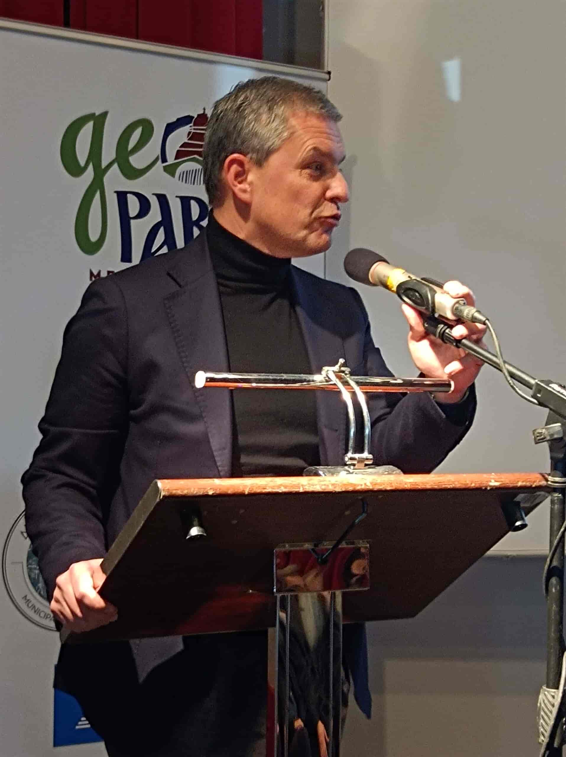 Πραγματοποιήθηκε η επιστημονική Ημερίδα στην Καλαμπάκα
«Εργαλείο» ανάπτυξης το Γεωπάρκο Μετεώρων - Πύλης

Οι προκλήσεις και οι ευκαιρίες που προκύπτουν από την αναγνώριση του Γεωπάρκου Μετεώρων – Πύλης ως μνημείο Παγκόσμιας Κληρονομιάς της UNESCO αναλύθηκαν σήμερα στη διάρκεια της επιστημονικής ημερίδας που πραγματοποιήθηκε στο Κέντρο Ψηφιακής Προβολής της Ιστορίας και του Πολιτισμού των Μετεώρων. Στη διάρκεια της ημερίδας παρουσιάστηκαν αναλυτικά οι υποχρεώσεις που προκύπτουν από την ένταξη του Γεωπάρκου Μετεώρων – Πύλης στο παγκόσμιο δίκτυο της UNESCO αλλά και οι τεράστιες προοπτικές που διαμορφώνονται στην περιοχή, τόσο σε επίπεδο προβολής των γεωτώπων, του πολιτισμού και των προϊόντων της, όσο και σε επίπεδο ανόδου του βιοτικού επιπέδου των κατοίκων. 
Αυτό άλλωστε επεσήμανε στο χαιρετισμό του και ο Δήμαρχος Μετεώρων Ελευθέριος Αβραμόπουλος, ο οποίος τόνισε ότι η τοπική κοινωνία βρίσκεται μπροστά σε μια ανεπανάληπτη ευκαιρία να μετατρέψει την περιοχή σ’ ένα παγκόσμιο προορισμό, συμμετέχοντας στο δίκτυο των 213 γεωπάρκων όλου του κόσμου. «Πρέπει όλοι να κατανοήσουμε το μέγεθος της ευκαιρίας που ανοίγεται μπροστά μας και να αναλάβουμε κάθε δυνατή πρωτοβουλία για να αξιοποιήσουμε μια μοναδική ευκαιρία να αλλάξουμε τη μοίρα του τόπου» είπε χαρακτηριστικά.
Στο ίδιο μήκος κύματος κινήθηκε και ο χαιρετισμός της αντιπεριφερειάρχη Τουρισμού Θεσσαλίας  Νατάσας Αδαμοπούλου, η οποία τόνισε ότι η περιφέρεια Θεσσαλίας αντιλαμβανόμενη τις προοπτικές του εγχειρήματος προχώρησε στην εκπόνηση Ολοκληρωμένης Χωρικής Επέμβασης την περιοχή, δημιουργώντας έτσι τα απαραίτητα αναπτυξιακά εργαλεία για την ολοκλήρωση των υποδομών. 
Ο πρόεδρος του Επιμελητηρίου Τρικάλων Κ. Παπαευθυμίου αναφέρθηκε στις προσπάθειες τόσο της προηγούμενης διοίκησης του Επιμελητήριου, όσο και στις δεσμεύσεις της παρούσης για την προώθηση των επιχειρηματικών δράσεων που σχετίζονται με το Γεωπάρκο, αφού όπως επεσήμανε, η επιχειρηματικότητα είναι κομβικός παράγοντας για την επιτυχία του εγχειρήματος, αλλά και ο κλάδος που μπορεί να αντλήσει μεγάλο μέρος της δυναμικής από την παγκόσμια προβολή της περιχής. 
Στο κυρίως μέρος της εκδήλωσης ο Πρόεδρος της Εθνικής Επιτροπής Γεωπάρκων της Ελληνικής Επιτροπής για την UNESCO και Καθηγητής Φυσικής Γεωγραφίας του Τμήματος Γεωγραφίας του Πανεπιστημίου Αιγαίου Νίκος Ζούρος πραγματοποίησε μια εκτενή παρουσίαση τόσο της ιστορίας των Γεωπάρκων παγκοσμίως, όσο και πιο εξειδικευμένα των προοπτικών που διανοίγονται για το Γεωπάρκο Μετεώρων Πύλης, από την ένταξή του στο παγκόσμιο δίκτυο της UNESCO.  Ο κ. Ζούρος ανέλυσε διεξοδικά όλες τις πτυχές, τόσο των προκλήσεων, όσο και των ευκαιριών που αναδύονται καλώντας την τοπική κοινωνία να «αγκαλίασει» το Γεωπάρκο υιοθετώντας την τεράστια δυναμική του. 
Από την πλευρά του ο ειδικός σύμβουλος του Γεωπάρκου Νίκος Πιτσούλης παρουσίασε το στρατηγικό πλάνο και τη δέσμη των ενεργειών που σχεδιάζει η Περιφέρεια Θεσσαλίας και οι δήμοι Μετεώρων και Πύλης, ώστε το Γεωπάρκο να αναπτύξει τη μέγιστη δυναμική που θα αναβαθμίσει τόσο την προβολή της ευρύτερης περιοχής, όσο και το τοπικό Ακαθάριστο Εθνικό προϊόν, συμβάλλοντας στην αειφορία των πόρων και τη σταθερή ανάπτυξη. 
Τέλος αναπληρώτρια προϊσταμένη του Κέντρου Εκπαίδευσης για το Περιβάλλον και την Αειφορία Περτουλίου – Τρικκαίων Τερέζα Κοτρώνη, αναφέρθηκε στη σημαντικό ρόλο της εκπαίδευσης στην προστασία του περιβάλλοντος και την ανάδειξη του Γεωπάρκου, προβάλλοντας ταυτόχρονα τα προγράμματα περιβαλλοντικής εκπαίδευσης που υλοποιούνται στην περιοχή, ως ένα επιπλέον εργαλείο αειφορίας και ανάπτυξης 
Παρόντες στην εκδήλωση ήταν επίσης ο Αντιπεριφερειάρχης Περιβάλλοντος της Περιφέρειας Θεσσαλίας Φώτης Λαμπρινίδης, οι εντεταλμένοι περιφερειακοί σύμβουλοι Κ. Κίτσιος και Θ. Ξάφος, δημοτικοί σύμβουλοι των δήμων Μετεώρων και Πύλης, αλλά και πλήθος κόσμου. 
