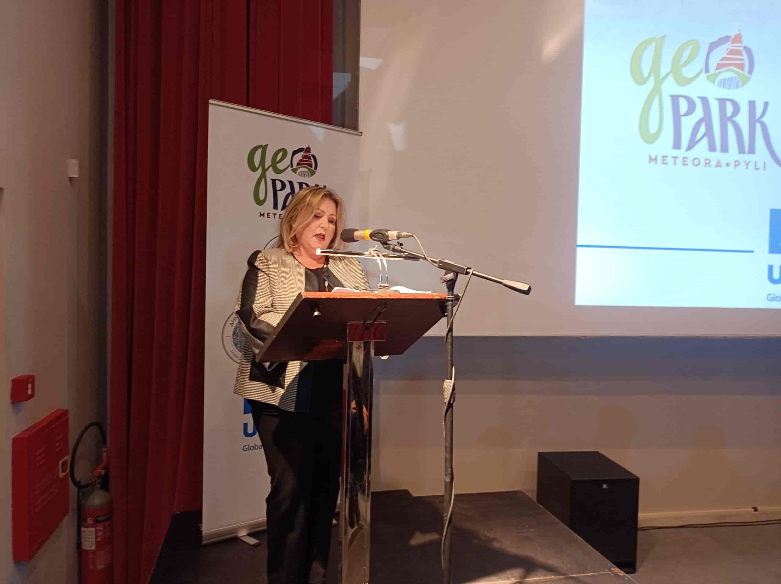 Πραγματοποιήθηκε η επιστημονική Ημερίδα στην Καλαμπάκα
«Εργαλείο» ανάπτυξης το Γεωπάρκο Μετεώρων - Πύλης

Οι προκλήσεις και οι ευκαιρίες που προκύπτουν από την αναγνώριση του Γεωπάρκου Μετεώρων – Πύλης ως μνημείο Παγκόσμιας Κληρονομιάς της UNESCO αναλύθηκαν σήμερα στη διάρκεια της επιστημονικής ημερίδας που πραγματοποιήθηκε στο Κέντρο Ψηφιακής Προβολής της Ιστορίας και του Πολιτισμού των Μετεώρων. Στη διάρκεια της ημερίδας παρουσιάστηκαν αναλυτικά οι υποχρεώσεις που προκύπτουν από την ένταξη του Γεωπάρκου Μετεώρων – Πύλης στο παγκόσμιο δίκτυο της UNESCO αλλά και οι τεράστιες προοπτικές που διαμορφώνονται στην περιοχή, τόσο σε επίπεδο προβολής των γεωτώπων, του πολιτισμού και των προϊόντων της, όσο και σε επίπεδο ανόδου του βιοτικού επιπέδου των κατοίκων. 
Αυτό άλλωστε επεσήμανε στο χαιρετισμό του και ο Δήμαρχος Μετεώρων Ελευθέριος Αβραμόπουλος, ο οποίος τόνισε ότι η τοπική κοινωνία βρίσκεται μπροστά σε μια ανεπανάληπτη ευκαιρία να μετατρέψει την περιοχή σ’ ένα παγκόσμιο προορισμό, συμμετέχοντας στο δίκτυο των 213 γεωπάρκων όλου του κόσμου. «Πρέπει όλοι να κατανοήσουμε το μέγεθος της ευκαιρίας που ανοίγεται μπροστά μας και να αναλάβουμε κάθε δυνατή πρωτοβουλία για να αξιοποιήσουμε μια μοναδική ευκαιρία να αλλάξουμε τη μοίρα του τόπου» είπε χαρακτηριστικά.
Στο ίδιο μήκος κύματος κινήθηκε και ο χαιρετισμός της αντιπεριφερειάρχη Τουρισμού Θεσσαλίας  Νατάσας Αδαμοπούλου, η οποία τόνισε ότι η περιφέρεια Θεσσαλίας αντιλαμβανόμενη τις προοπτικές του εγχειρήματος προχώρησε στην εκπόνηση Ολοκληρωμένης Χωρικής Επέμβασης την περιοχή, δημιουργώντας έτσι τα απαραίτητα αναπτυξιακά εργαλεία για την ολοκλήρωση των υποδομών. 
Ο πρόεδρος του Επιμελητηρίου Τρικάλων Κ. Παπαευθυμίου αναφέρθηκε στις προσπάθειες τόσο της προηγούμενης διοίκησης του Επιμελητήριου, όσο και στις δεσμεύσεις της παρούσης για την προώθηση των επιχειρηματικών δράσεων που σχετίζονται με το Γεωπάρκο, αφού όπως επεσήμανε, η επιχειρηματικότητα είναι κομβικός παράγοντας για την επιτυχία του εγχειρήματος, αλλά και ο κλάδος που μπορεί να αντλήσει μεγάλο μέρος της δυναμικής από την παγκόσμια προβολή της περιχής. 
Στο κυρίως μέρος της εκδήλωσης ο Πρόεδρος της Εθνικής Επιτροπής Γεωπάρκων της Ελληνικής Επιτροπής για την UNESCO και Καθηγητής Φυσικής Γεωγραφίας του Τμήματος Γεωγραφίας του Πανεπιστημίου Αιγαίου Νίκος Ζούρος πραγματοποίησε μια εκτενή παρουσίαση τόσο της ιστορίας των Γεωπάρκων παγκοσμίως, όσο και πιο εξειδικευμένα των προοπτικών που διανοίγονται για το Γεωπάρκο Μετεώρων Πύλης, από την ένταξή του στο παγκόσμιο δίκτυο της UNESCO.  Ο κ. Ζούρος ανέλυσε διεξοδικά όλες τις πτυχές, τόσο των προκλήσεων, όσο και των ευκαιριών που αναδύονται καλώντας την τοπική κοινωνία να «αγκαλίασει» το Γεωπάρκο υιοθετώντας την τεράστια δυναμική του. 
Από την πλευρά του ο ειδικός σύμβουλος του Γεωπάρκου Νίκος Πιτσούλης παρουσίασε το στρατηγικό πλάνο και τη δέσμη των ενεργειών που σχεδιάζει η Περιφέρεια Θεσσαλίας και οι δήμοι Μετεώρων και Πύλης, ώστε το Γεωπάρκο να αναπτύξει τη μέγιστη δυναμική που θα αναβαθμίσει τόσο την προβολή της ευρύτερης περιοχής, όσο και το τοπικό Ακαθάριστο Εθνικό προϊόν, συμβάλλοντας στην αειφορία των πόρων και τη σταθερή ανάπτυξη. 
Τέλος αναπληρώτρια προϊσταμένη του Κέντρου Εκπαίδευσης για το Περιβάλλον και την Αειφορία Περτουλίου – Τρικκαίων Τερέζα Κοτρώνη, αναφέρθηκε στη σημαντικό ρόλο της εκπαίδευσης στην προστασία του περιβάλλοντος και την ανάδειξη του Γεωπάρκου, προβάλλοντας ταυτόχρονα τα προγράμματα περιβαλλοντικής εκπαίδευσης που υλοποιούνται στην περιοχή, ως ένα επιπλέον εργαλείο αειφορίας και ανάπτυξης 
Παρόντες στην εκδήλωση ήταν επίσης ο Αντιπεριφερειάρχης Περιβάλλοντος της Περιφέρειας Θεσσαλίας Φώτης Λαμπρινίδης, οι εντεταλμένοι περιφερειακοί σύμβουλοι Κ. Κίτσιος και Θ. Ξάφος, δημοτικοί σύμβουλοι των δήμων Μετεώρων και Πύλης, αλλά και πλήθος κόσμου. 
