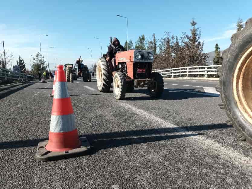 Με τα τρακτέρ τους στο σημείο της σύγκρουσης των τρένων θα βρεθούν οι αγρότες από το μπλόκο της Γυρτώνης