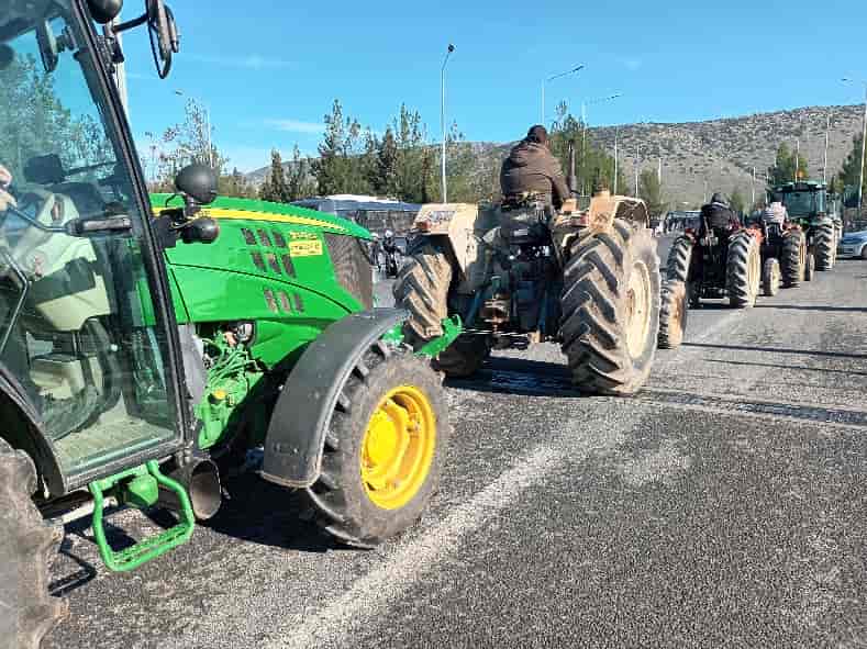 συνεχίζουν τα μπλόκα