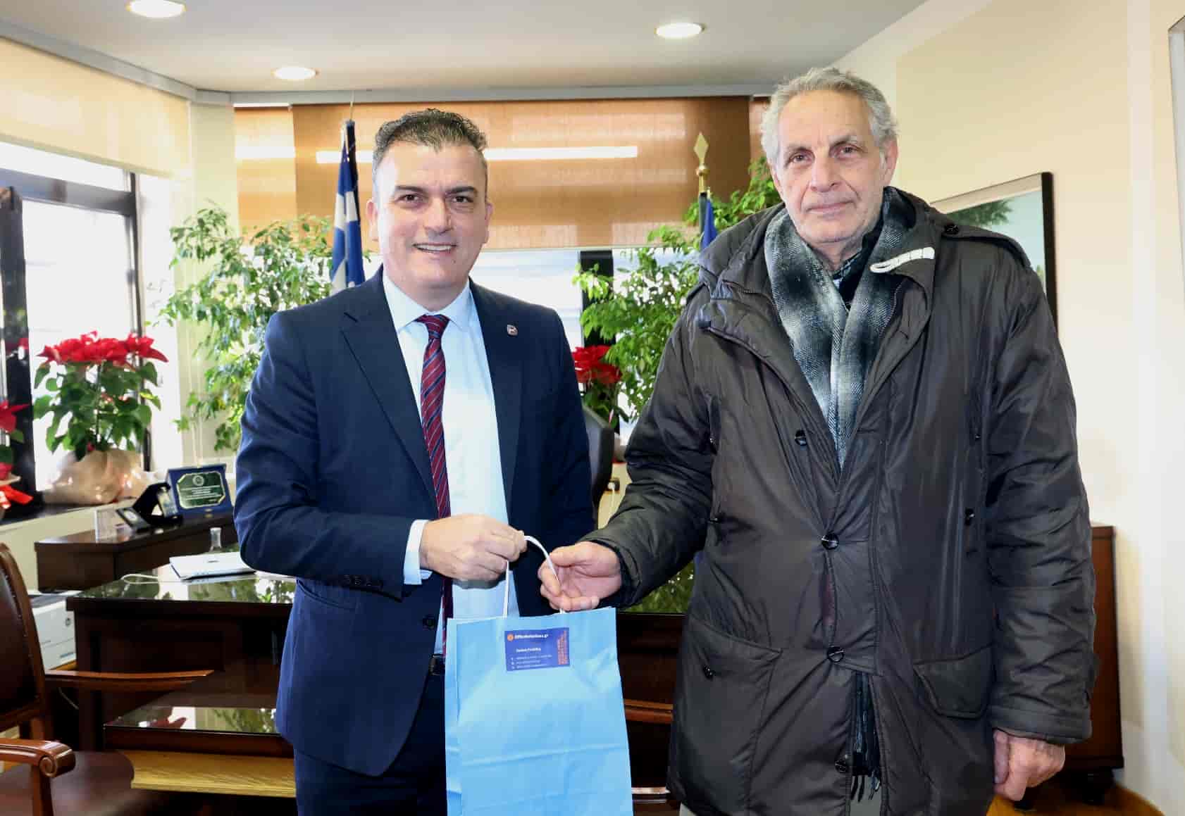 Με τους τυχερούς της Πρωτοχρονιάτικης πίτας ο Δήμαρχος Λαρισαίων