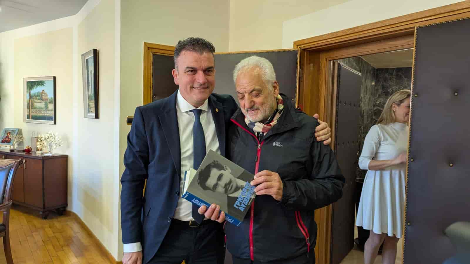 Ευχές και χαμόγελα γέμισε το Δημαρχείο Λάρισας