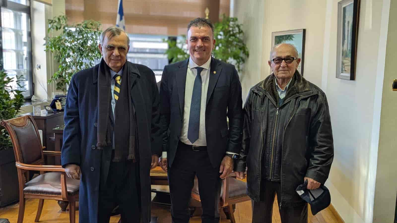 Ευχές και χαμόγελα γέμισε το Δημαρχείο Λάρισας