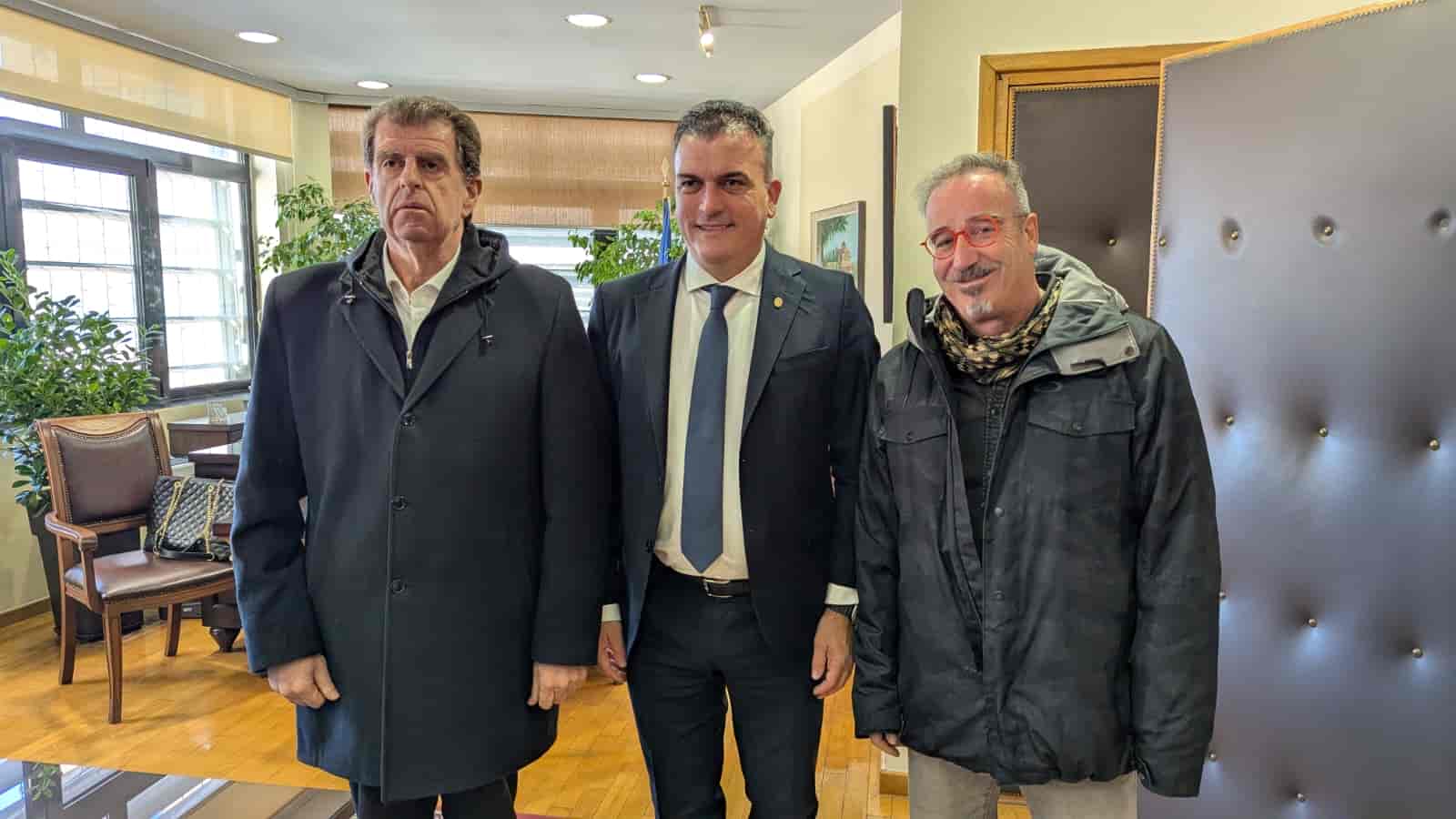 Ευχές και χαμόγελα γέμισε το Δημαρχείο Λάρισας