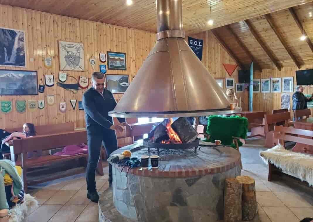 Στο καταφύγιο του Ορειβατικού συλλόγου στον Κίσσαβο ο Δημήτρης Κουρέτας