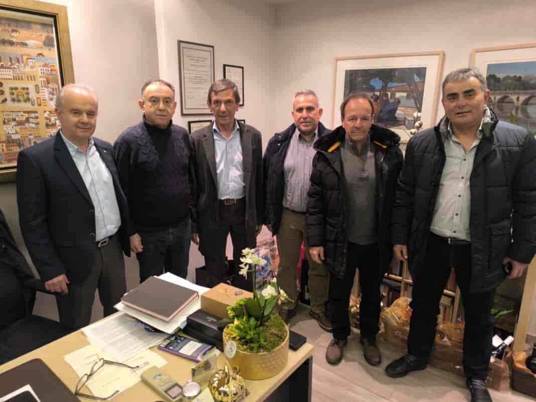 Συνάντηση του Αγροτικού Συνεταιρισμού Καλοχωρίου και του Δημάρχου Τεμπών Γιώργου Μανώλη με τον Υφυπουργό Αγροτικής Ανάπτυξης και Τροφίμων, κ. Κέλλα, για θέματα αποζημιώσεων από τον Daniel, Πανώλη και Ευλογιά