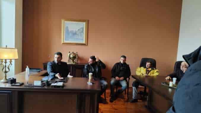 Συνάντηση με εκπροσώπους των αμυγδαλοπαραγωγών της ευρύτερης περιοχής του δήμου Τυρνάβου είχε την Παρασκευή στο πέτρινο δημαρχείο του Αμπελώνα, ο δήμαρχος Τυρνάβου Στέλιος Τσικριτσής παρουσία του αντιδημάρχου πρωτογενή τομέα Ν. Νταλαγιάννη και δημοτικών συμβούλων της πλειοψηφίας. Κατά τη διάρκεια της συνάντησης ο δήμαρχος αφού ενημερώθηκε για τις αποφάσεις της πρόσφατης σύσκεψης που πραγματοποιήθηκε στο Αργυροπούλι και για το συντονισμό της δράσης των αμυγδαλοπαραγωγών των δήμων Ελασσόνας, Τεμπών και Τυρνάβου με στόχο να εξασφαλιστούν δίκαιες αποζημιώσεις και να αρθούν οι σε βάρος τους αδικίες, χαρακτήρισε δίκαιο των αγώνα τους και ξεκαθάρισε ότι ο δήμος Τυρνάβου θα στηρίξει έμπρακτα όλες τις αποφάσεις των αμυγδαλοπαραγωγών, που όπως φάνηκε έχουν μπει σε τροχιά κινητοποιήσεων. Άλλωστε αντιπροσωπεία τους βρέθηκε και στη σύσκεψη που πραγματοποιήθηκε χθες το απόγευμα στον Πλατύκαμπο. Επιπλέον με την ευκαιρία της συνάντησης ο κ. Τσικριτσής ανέδειξε το πλούσιο έργο της δημοτικής αρχής για τη βελτίωση και τη στήριξη των αγροτών της περιοχής, τονίζοντας ότι το 2024 έγινε ένα πρωτόγνωρο έργο αγροτικής οδοποιίας στο δήμο Τυρνάβου, έγιναν σημαντικές παρεμβάσεις για την αντιμετώπιση των αρδευτικών προβλημάτων, ενώ αναφέρθηκε διεξοδικά και στην ελάφρυνση των πληγέντων από τις θεομηνίες αλλά και τις ζωονόσους της πανώλης και της ευλογιάς, με την πολιτική τόσο στα δημοτικά τέλη όσο και στα τιμολόγια της ΔΕΥΑΤ.