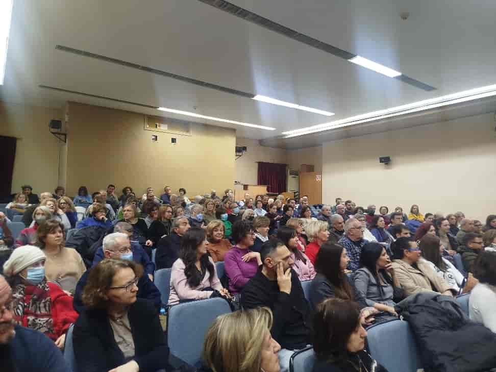 Για ακόμη μία βραδιά οι Λαρισαίοι σινεφίλ κατέκλυσαν την αίθουσα του
Χατζηγιάννειου, στηρίζοντας έμπρακτα την Κινηματογραφική λέσχη Λάρισας και
ζητώντας τη συνέχιση των προβολών.