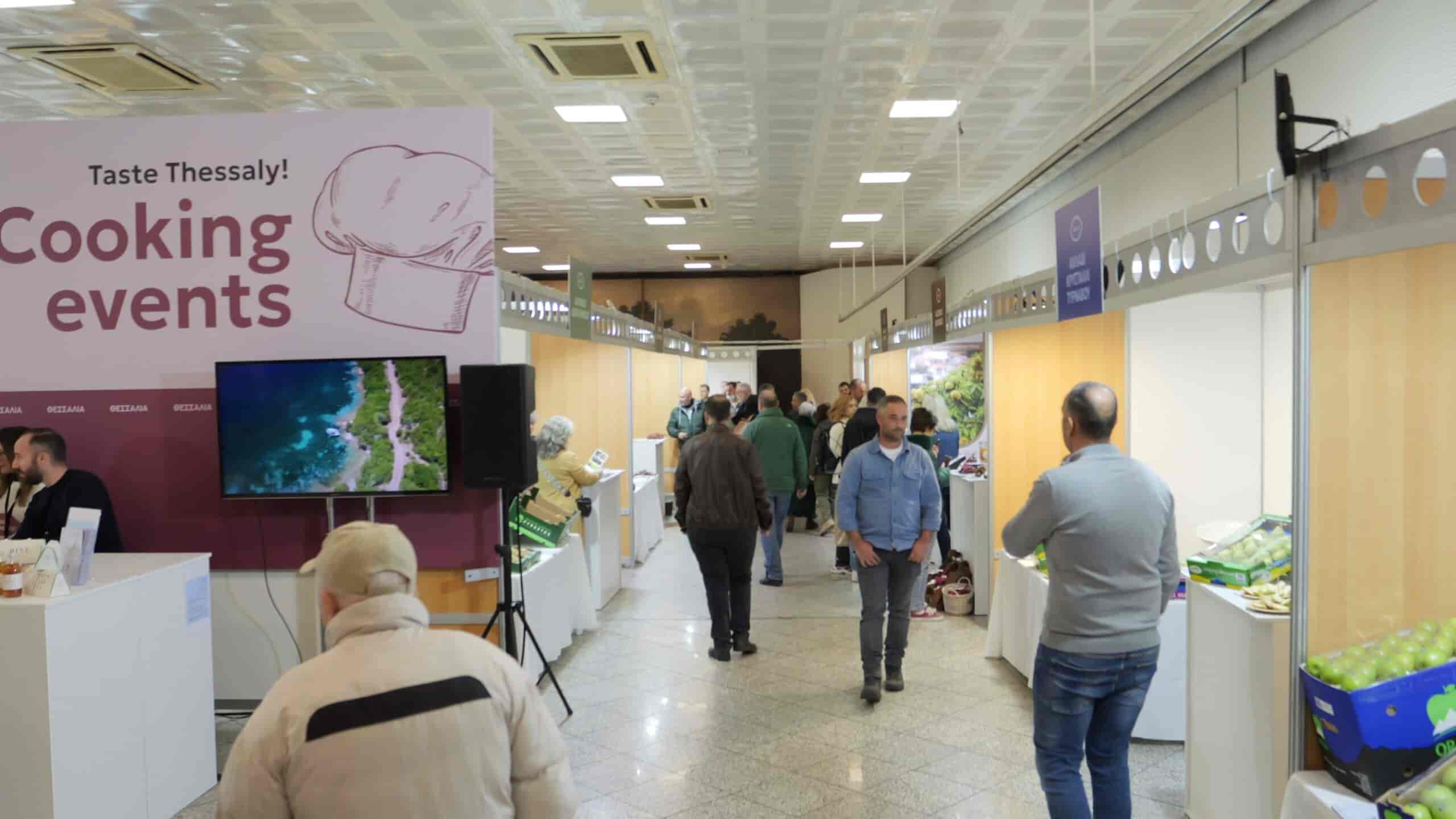 Εντυπωσίασαν τα θεσσαλικά προϊόντα στην Αθήνα

Απόλυτα πετυχημένη η έκθεση που διοργάνωσε η Περιφέρεια Θεσσαλίας

«Έπεσε» χθες η αυλαία της έκθεσης προϊόντων ΠΟΠ-ΠΓΕ της Θεσσαλίας, που διοργάνωσε η Περιφέρεια στο Μετρό του Συντάγματος στην Αθήνα, η οποία στέφθηκε από απόλυτη επιτυχία, καθώς η ανταπόκριση του αθηναϊκού κοινού ήταν απρόσμενα μεγάλη.
Οι Θεσσαλοί παραγωγοί των 14 προϊόντων που βρίσκονται σε διαδικασία πιστοποίησης είχαν την ευκαιρία να προβάλλουν τα προϊόντα τους, τα οποία κάποια ήταν γνωστά στους επισκέπτες και κάποια άλλα όχι.
Το θετικό είναι ότι οι καταναλωτές ενημερώθηκαν απευθείας από τους παραγωγούς για τα σημεία πώλησης των προιόντων στην πρωτεύουσα και αλλού αλλά και για τις φιλοπεριβαλλοντικές καλλιεργητικές πρακτικές που ακολουθούνται. 
Εξίσου μεγάλο ήταν και το ενδιαφέρον των πανελλαδικών Μέσων Ενημέρωσης, που πρόβαλαν ανά την επικράτεια τα ποιοτικά προϊόντα και την προσπάθεια των παραγωγών να παράξουν εκλεκτά προϊόντα με ταυτότητα.
Οι Θεσσαλοί εκθέτες -συνεταιριστές σε δηλώσεις τους ευχαρίστησαν την Περιφέρεια Θεσσαλίας και ιδιαίτερα τον Περιφερειάρχη Δημήτρη Κουρέτα για την ευκαιρία που τους έδωσε να συμμετάσχουν στην έκθεση, η οποία αν και διοργανώθηκε για πρώτη φορά ήταν άψογη. Όλοι θεωρούν ότι η Έκθεση θα καθιερωθεί, χαιρέτησαν με ικανοποίηση τις δηλώσεις του κ. Κουρέτα ότι αυτή θα πραγματοποιηθεί και σε άλλες περιοχές της χώρας και στο εξωτερικό. Ακόμη συγχαίρουν τον Αντιπεριφερειάρχη Πρωτογενούς Τομέα Δημήτρη Τσέτσιλα, ο οποίος καθόλη τη διάρκεια της τριήμερης έκθεσης ήταν στο πλευρό τους, συμβάλλοντας στην επιτυχία της, όπως και το προσωπικό της ΔΑΟΚ.

Υπενθυμίζεται ότι οι Συνεταιρισμοί που συμμετείχαν στην έκθεση ήταν:
Aγροτικός Κτηνοτροφικός Συνεταιρισμός Λιβαδίου – Δολίχης «Ο Βοσκός» Βοσκοτύρι Λιβαδίου ΠΓΕ
Ένωση Οινοποιών και Αποσταγματοποιών Τυρνάβου ΠΓΕ (οίνος λικέρ, αφρώδης οίνος ποιότητας, αφρώδης οίνος ποιότητας αρωματικού τύπου, ημιαφρώδης οίνος, οίνος από λιαστά σταφύλια)
Αγροτικός Συνεταιρισμός Επεξεργασίας και Πωλήσεως Οπωροκηπευτικών Προϊόντων Τυρνάβου, αχλάδι κρυστάλλι Τυρνάβου 
Κοινωνική Συνεταιριστική Επιχείρηση Συλλογικής και Κοινωνικής Ωφέλειας "οξυγόνο των Αγράφων", οίνος "ΠΟΠ Πλαγιές Αγράφων".
Συνεταιρισμός Παραγωγής Εμπορίας Μεταποίησης Φρούτων και Καστάνων Μελιβοίας «Αθανάτη», κάστανο Μελιβοίας ΠΟΠ 
Αγροτικός Συνεταιρισμός Παραγωγής Εμπορίας ροδάκινων - βερίκοκων και βάμβακος Καλοχωρίου, Αμύγδαλο Τεμπών ΠΓΕ
Αγροτικός Συνεταιρισμός Παραγωγής & Εμπορίας Αγροτικών Προϊόντων Πλατυκάμπου, εντόπιο σκόρδο Πλατυκάμπου ΠΟΠ 
Νέος Αγροτικός Συνεταιρισμός Αμπελακίων	κάστανο Αμπελακίων ΠΟΠ 
Αγροτικός Συνεταιρισμός ορεινά	μήλα Αγιάς ΠΓΕ
Αγροτικός Συνεταιρισμός Πυργετού, ακτινίδιο Δέλτα Πηνειού ΠΓΕ
Αγροτικός Συνεταιρισμός Ζαγοράς Πηλίου, κάστανα Πηλίου ΠΟΠ
Αγροτικός Συνεταιρισμός επαρχίας Φαρσάλων "Ο Ενιπέας", ρεβίθια Αμοργός Φαρσάλων ΠΓΕ
Αγουρέλαιο Πτελεού 	δήμος Αλμυρού
Τσάι Ολύμπου Καλλιθέα Καρυά 

Να σημειωθεί ότι το επόμενο ραντεβού της Περιφέρειας Θεσσαλίας σε εκθέσεις αγροτικών προϊόντων είναι στην Αθήνα, 1-3 Μαρτίου στην EΧΠΟΤΡΟΦ (Παιανία) και 8-10 Μαρτίου στην Food Expo (Metropolitan). 
