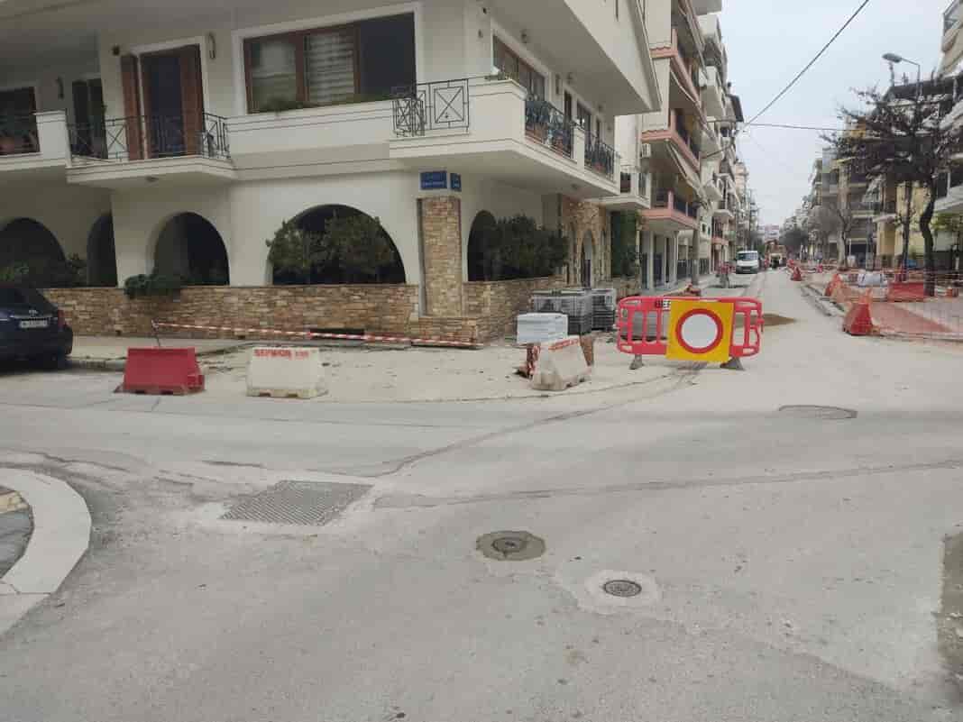 Εργασίες ανακατασκευής της συμβολής των οδών Αιόλου & Πλούτωνος