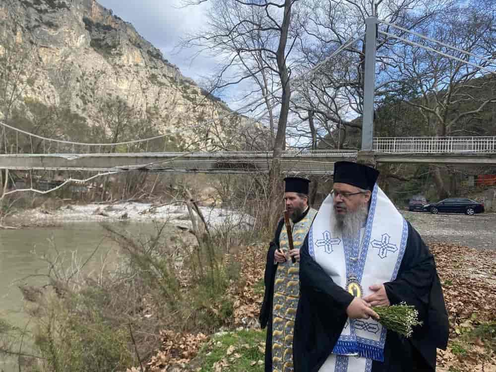 Παραμονή της Μεγάλης Δεσποτικής εορτής των Θεοφανείων, ο Σεβασμιώτατος Μητροπολίτης Λαρίσης και Τυρνάβου κ. Ιερώνυμος μετέβη στο κατεστραμμένο Ιερό Προσκύνημα της Αγίας Παρασκευής Τεμπών, στην απέναντι όχθη, προκειμένου να τελέσει την Ακολουθία της ρίψεως του Σταύρου στα ύδατα του ποταμού Πηνειού.

Σε δηλώσεις του ο σεπτός μας Ποιμενάρχης ευχήθηκε του χρόνου να τελέσουμε τον αγιασμό απέναντι, ενώ τόνισε ότι όλοι αδημονούμε για την έναρξη των εργασιών, όπως ακριβώς έχουν προγραμματιστεί, για να μπορούμε με ασφάλεια να περνάμε απέναντι στο προσκύνημα και στο αγίασμα της Αγίας Παρασκευής.

Ευχήθηκε δε όπως ο Επιφανείς Κύριος να ευλογεί όλο τον κόσμο και να ζήσουμε όλοι μας πραγματικά Θεοφάνεια στη ζωή μας.