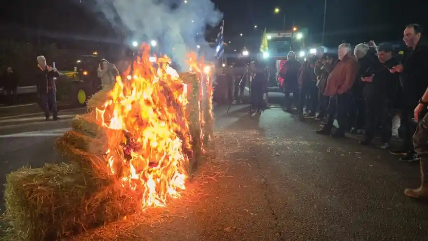 εκαψαν μπαλες με άχυρο οι αγροτες του μπλόκου της γυρτώνης