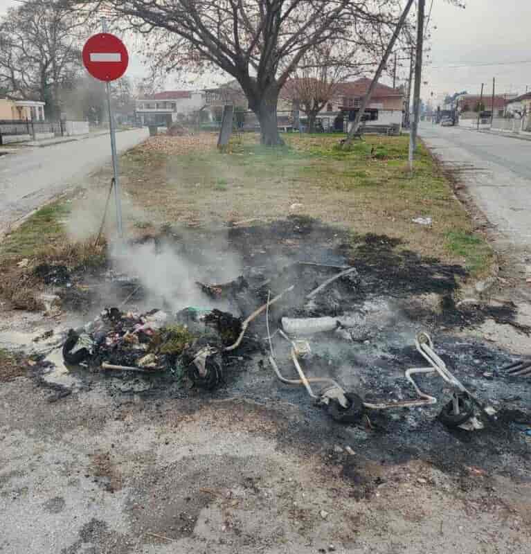 Δύο κάδοι καταστράφηκαν ολοσχερώς