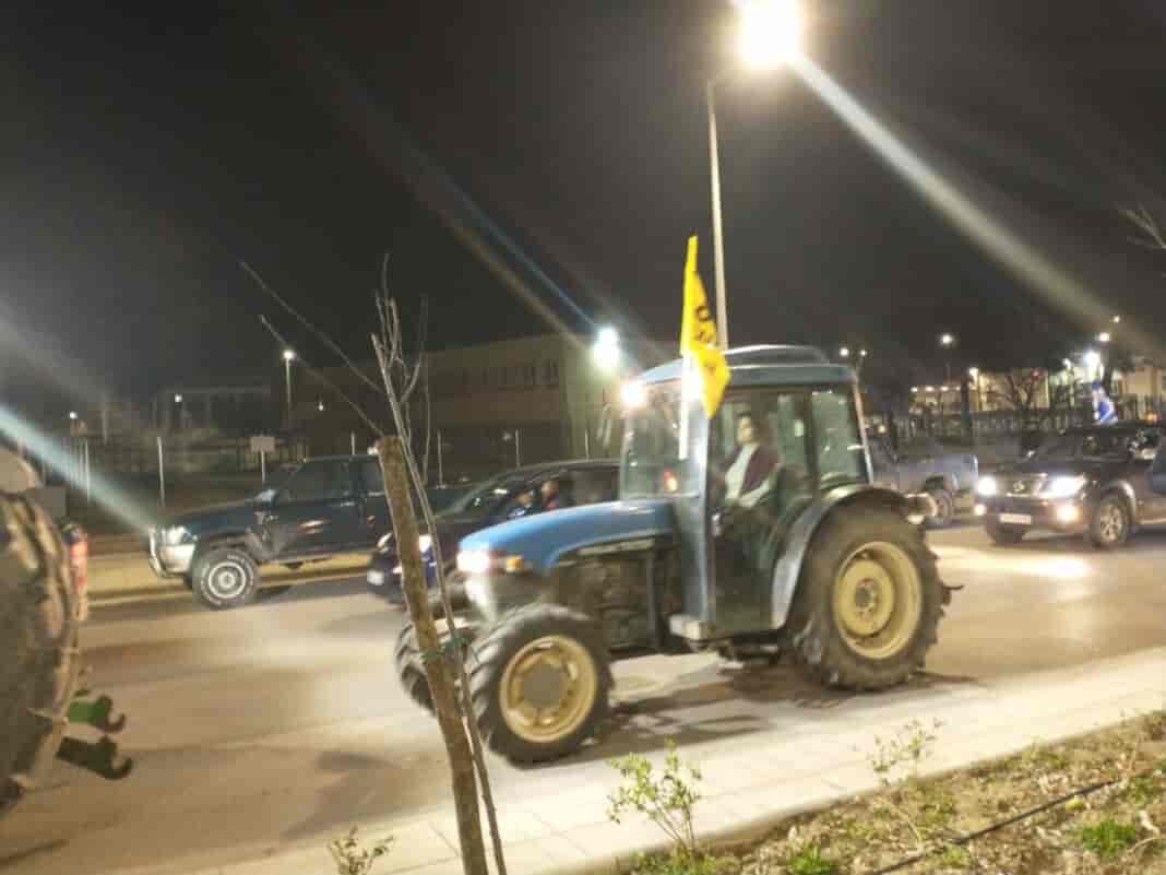 Μαζική η πορεία των αγροτών προς το ξενοδοχείο που μιλάει ο πρωθυπουργός στην Θεσσαλονίκη