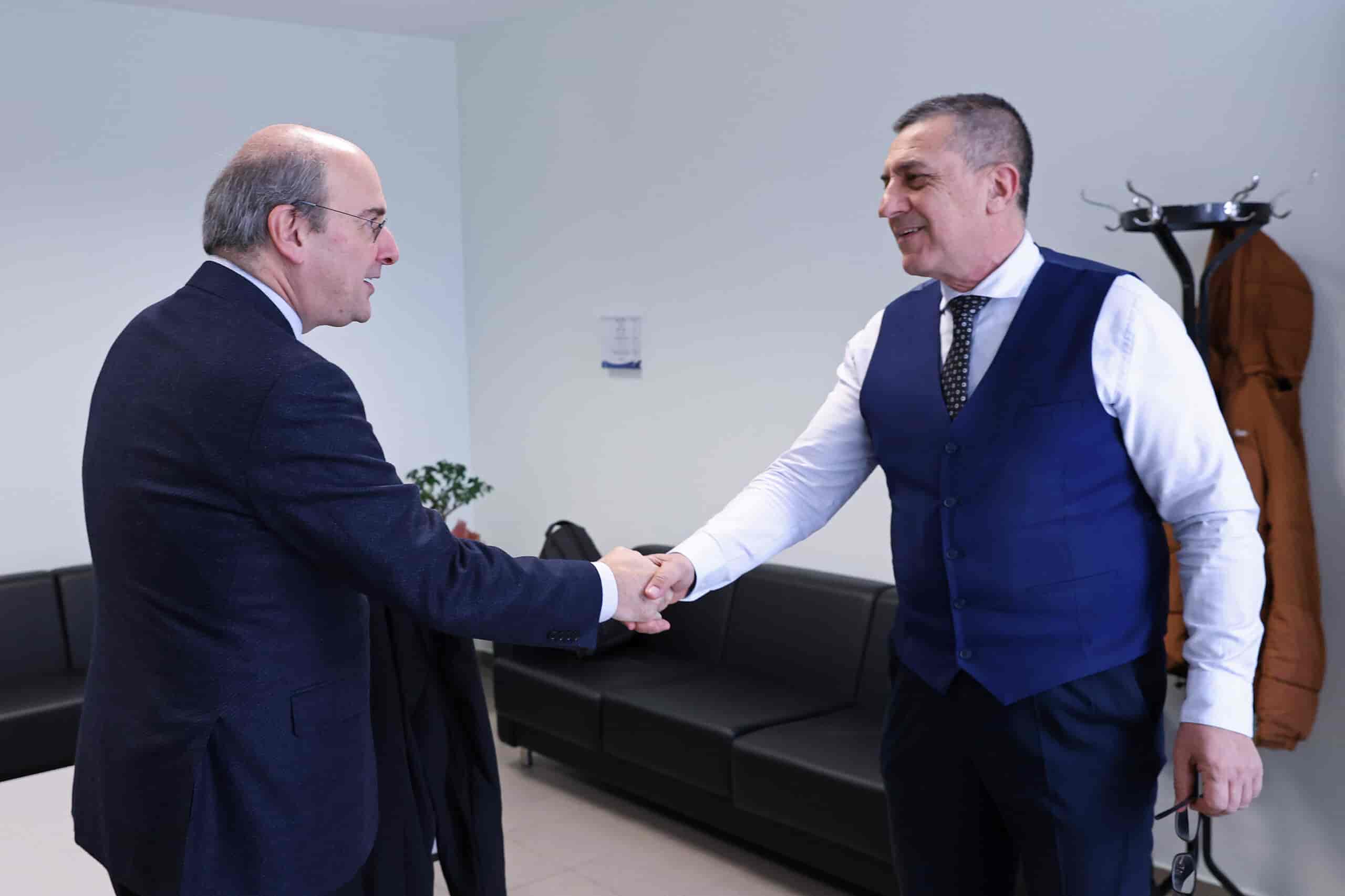 Εφ όλης της ύλης συζήτηση του Περιφερειάρχη Θεσσαλίας
Δημ. Κουρέτα με τον Υπουργό Οικονομικών Κ. Χατζηδάκη