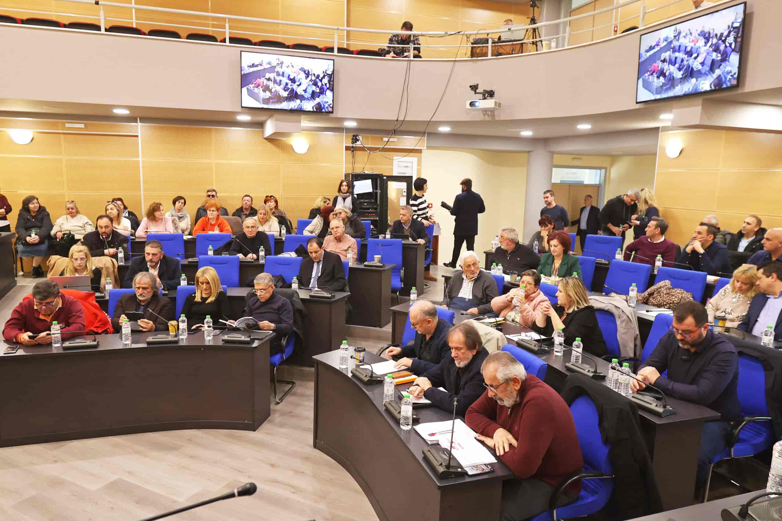 H Περιφέρεια Θεσσαλίας στηρίζει τα αιτήματα καθαριστριών και πρώην συμβασιούχων στο Αρχαίο Θέατρο