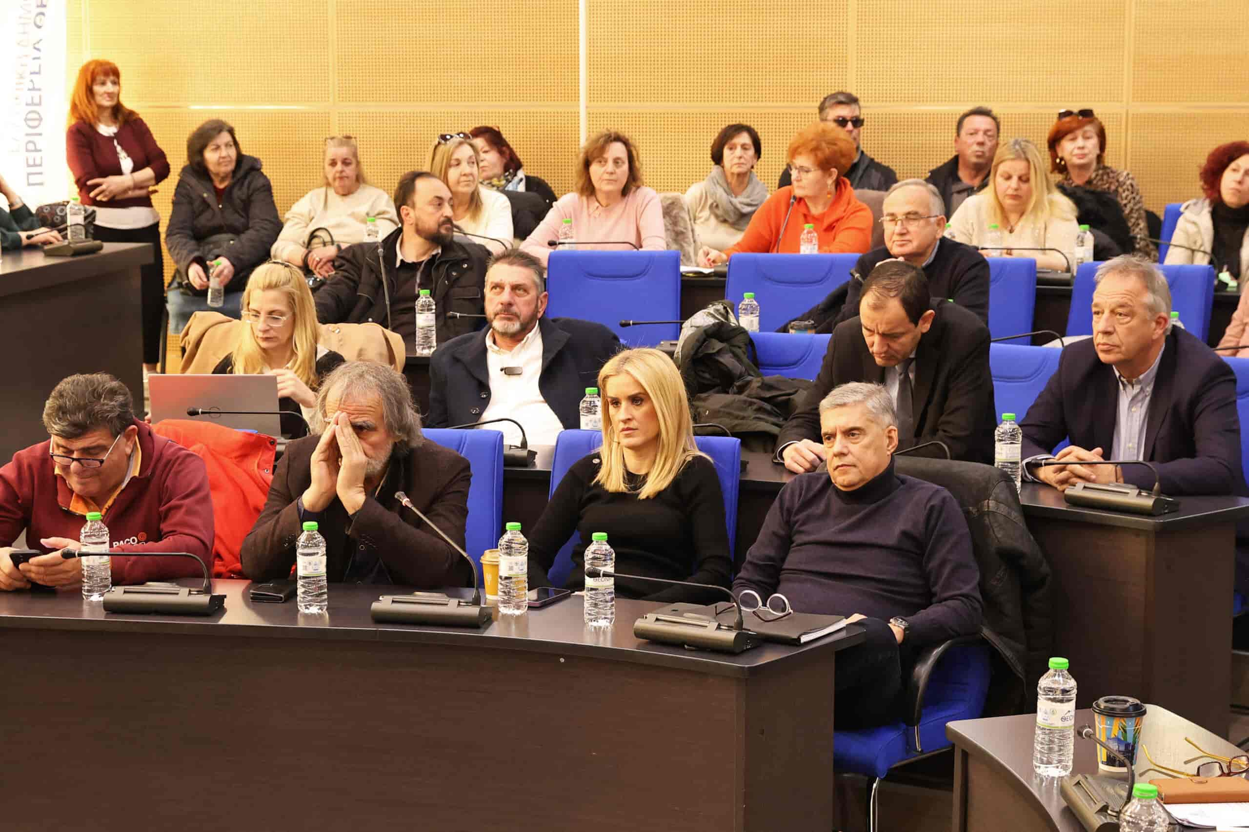 H Περιφέρεια Θεσσαλίας στηρίζει τα αιτήματα καθαριστριών και πρώην συμβασιούχων στο Αρχαίο Θέατρο