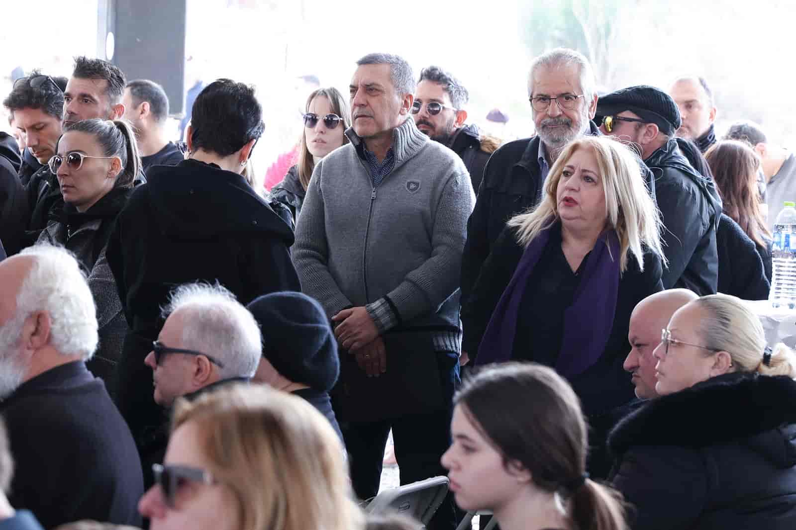 Ράγισαν καρδιές στο μνημόσυνο για τα θύματα της σιδηροδρομικής τραγωδίας των Τεμπών