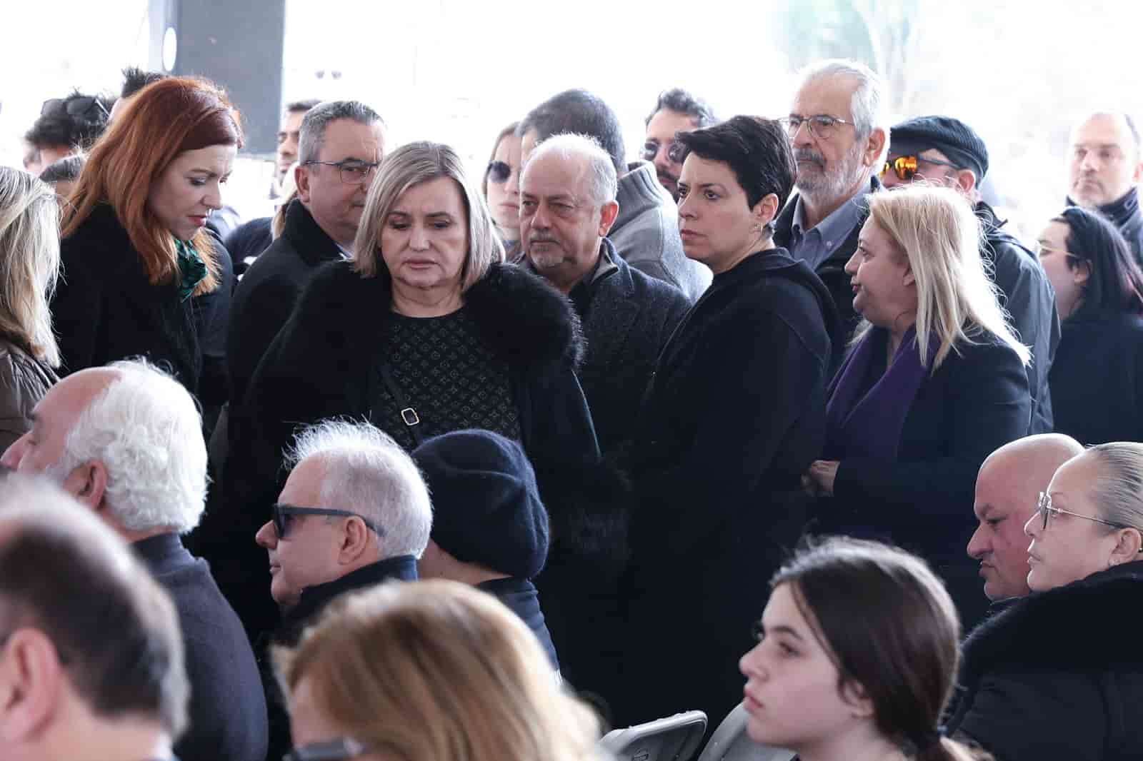 Ράγισαν καρδιές στο μνημόσυνο για τα θύματα της σιδηροδρομικής τραγωδίας των Τεμπών