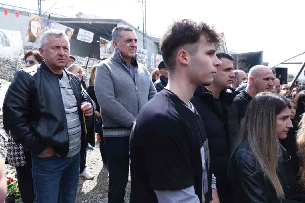 Ράγισαν καρδιές στο μνημόσυνο για τα θύματα της σιδηροδρομικής τραγωδίας των Τεμπών