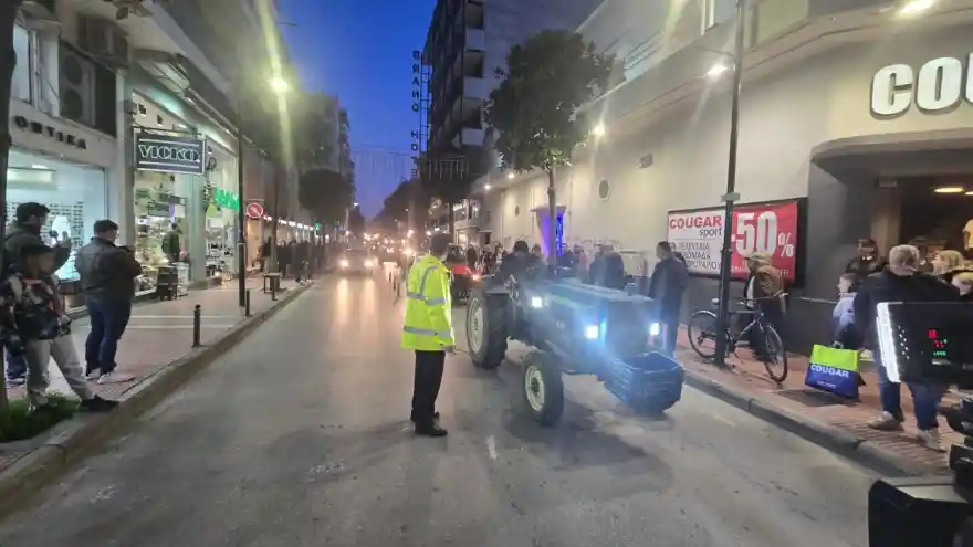 ιαμαρτυρία αγροτών με τρακτέρ έξω από το γραφείο του υφυπουργού Χρήστου Κέλλα