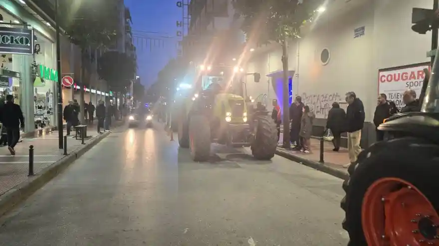 ιαμαρτυρία αγροτών με τρακτέρ έξω από το γραφείο του υφυπουργού Χρήστου Κέλλα