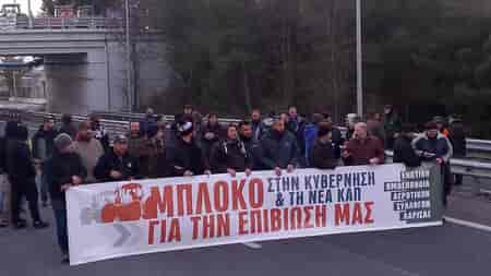 Home ΑΓΡΟΤΕΣ Δευτέρα 10/02/2025 - 19:39 ΜΠΛΟΚΑ Ε65 ΚΑΡΔΙΤΣΑΣ - ΓΥΡΤΩΝΗΣ ΛΑΡΙΣΑΣ - ΡΙΖΟΜΥΛΟΥ ΜΑΓΝΗΣΙΑΣ Με ταυτόχρονους αποκλεισμούς των αυτοκινητόδρομων κλιμακώνουν την πάλη τους (ΦΩΤΟ) Facebook logoTwitter logoPrint Mail logo Τις εθνικές οδούς πλάι στις οποίες είναι στημένα τα μαχητικά μπλόκα της Θεσσαλίας απέκλεισαν συντονισμένα πριν λίγη ώρα οι αγρότες των περιοχών της Καρδίτσας, της Λάρισας και της Μαγνησίας. Με αυτήν την συντονισμένη δράση δηλώνουν αποφασισμένοι να υλοποιήσουν τις αποφάσεις που πήραν στην πανελλαδική σύσκεψη συντονισμού στον Παλαμά, προχωρώντας με αυτόν τον τρόπο σε άμεσο βήμα κλιμάκωσης του αγώνα τους. Απαιτούν να οριστεί άμεσα η συνάντηση με κλιμάκιο της κυβέρνησης με στόχο να συζητηθούν ουσιαστικές λύσεις πάνω στα συγκεκριμένα αιτήματα επιβίωσης που τους έχουν βγάλει στους δρόμους του αγώνα εδώ και μέρες. Πιο συγκεκριμένα οι αγρότες του μπλόκου Γυρτώνης στη Λάρισας προχώρησαν σε πολύωρο αποκλεισμό της ΠΑΘΕ, παρέμειναν εκεί φωνάζοντας συνθήματα όπως «Αγρότη πολέμα, δεν θα σου μείνει στρέμμα!». «Δεν υποχωρούμε αν η κυβέρνηση δεν σκύψει πάνω από τα προβλήματα μας και τα δίκαια αιτήματα μας», δήλωσε ο Ευρυπίδης Κατσαρός, μέλος του ΔΣ του Αγροτικού Συλλόγου Τυρνάβου. Επιστρέφοντας στο μπλόκο κάψανε συμβολικά μπάλες από άχυρα, αποκλείοντας τις οδούς που οδηγούν στην Βιομηχανική Περιοχή της Λάρισας. Και στο μπλόκο του Ε65 στην Καρδίτσα, μαζικά οι αγρότες του νομού και της επαρχίας των Φαρσάλων ανέβηκαν στον Ε65 αποκλείοντας την κυκλοφορία στέλνοντας μήνυμα κλιμάκωσης της πάλης τους από κοινού με τους συναδέλφους τους στην υπόλοιπη Θεσσαλία. Οι αγρότες του μπλόκου στον Ριζόμυλο Μαγνησίας, απέκλεισαν την Εθνική Οδό Βόλου - Λάρισας κάνοντας και εκείνοι πράξη τις αγωνιστικές αποφάσεις για κλιμάκωση του δίκαιου αγώνα. Ο πρόεδρος της Ομοσπονδίας Αγροτικών Συλλόγων Μαγνησίας, Θοδωρής Γεωργαδάκης, σε δηλώσεις του ανέφερε ότι: «Συντονισμένοι εδώ με την πανελλαδική απόφαση που πήραμε στον Παλαμά, υλοποιούμε την απόφαση της κλιμάκωσης καθημερινά, από σήμερα για τρίωρους αποκλεισμούς. Η κλιμάκωση του αγώνα μας θα συνεχιστεί, όσο δεν απαντά η κυβέρνηση στα δίκαια αιτήματά μας».