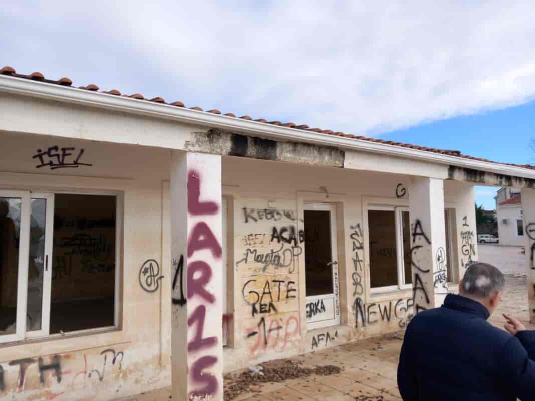 Επιτροπή Πλημμυροπαθών Εργατικών Κατοικιών Γιάννουλης Κοροιδία χωρίς τέλος απο την ΔΥΠΑ για τα πλημμυρισμένα καταστήματα