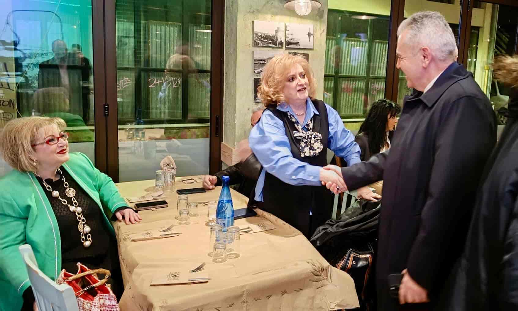 
• Η παιδεία δεν είναι μόνο γνώσεις είναι και αξίες και ιδανικά

«Ο δάσκαλος δεν θα υποκατασταθεί ποτέ από την τεχνολογία, όσα επιτεύγματα και αν καταφέρει, σε όποιο βαθμό κι αν φτάσει. Και αυτό είναι παρήγορο, γιατί μόνον εσείς μπορείτε να ενσταλάξετε μέσα στις παιδικές ψυχές αξίες και να τους δείξετε τον δρόμο της αρετής». Τα παραπάνω τόνισε ο βουλευτής Λαρίσης της Νέας Δημοκρατίας κ. Μάξιμος Χαρακόπουλος στον χαιρετισμό που κλήθηκε να απευθύνει από την Διευθύντρια κ. Καίτη Καραγιώργου στην εκδήλωση για την κοπή της βασιλόπιτας της Διεύθυνσης Πρωτοβάθμιας Εκπαίδευσης Λάρισας.
Ο Θεσσαλός πολιτικός στον χαιρετισμό του σημείωσε ότι «θεώρησα καθήκον μου και φέτος να είμαι μαζί σας σε αυτή την εκδήλωση για την έναρξη της νέας χρονιάς για να σηματοδοτήσω τον σεβασμό που οφείλουμε ως οργανωμένη πολιτεία να έχουμε προς τους εκπαιδευτικούς και ιδιαίτερα τους δασκάλους, που παίρνουν τα παιδιά από τα πρώτα τους βήματα στη σχολική ζωή. Και ευστόχως ειπώθηκε ότι δεν μεταλαμπαδεύετε μόνο γνώσεις. Η παιδεία δεν είναι μόνο γνώσεις, είναι και αξίες, είναι και ιδανικά, είναι και αρχές τις οποίες εσείς μεταγγίζετε στα παιδιά. Διαμορφώνετε χαρακτήρες, διαμορφώνετε ενεργούς πολίτες. Και αυτό είναι πάρα πολύ σημαντικό, γιατί βεβαίως είναι εκ των ων ουκ άνευ να πάρουν εφόδια γνώσεις, που θα σταθούν θεμέλια αργότερα στη μέση και στην ανώτερη και ανώτατη εκπαίδευση για να μπορέσουν να κατακτήσουν τη θέση που επιθυμούν στην κοινωνία. Αλλά ακόμη πιο σημαντικό είναι να διαμορφώσουν ήθος από τα πρώτα τους βήματα. Ζούμε σε ταραγμένους καιρούς, θεσμοί αμφισβητούνται, αξίες υπονομεύονται. Κάποτε, ο παπάς και ο δάσκαλος ήταν πρότυπα -στα χρόνια τα δικά μας. Σήμερα όλα αμφισβητούνται και οφείλουμε καθημερινά να δίνουμε μάχη για να κερδίσουμε τον σεβασμό και την αναγνώριση της κοινωνίας». 

Το πρόγραμμα «Μαριέττα Γιαννάκου»
Ο κυβερνητικός βουλευτής επισήμανε επίσης ότι «κατά κοινή ομολογία τα τελευταία 6 χρόνια καλύφθηκε ένα μεγάλο κενό που είχε προκύψει την περίοδο των μνημονίων και της οικονομικής κρίσης, τα ελλείμματα που είχαμε στον χώρο της παιδείας, καθώς γίνανε πολλοί διορισμοί. Εξαγγέλθηκε από τον πρωθυπουργό το πρόγραμμα “Μαριέττα Γιαννάκου”, στη μνήμη μιας μεγάλης υπουργού Παιδείας, που σφράγισε με τις μεταρρυθμίσεις της τον χώρο της παιδείας, τον χώρο της εκπαίδευσης. Με το πρόγραμμα αυτό θα υπάρχει ανακαίνιση, εκσυγχρονισμός των υποδομών, των κτιριακών εγκαταστάσεων, του τεχνολογικού εξοπλισμού των σχολείων. Αυτό είναι πάρα πολύ σημαντικό. Γιατί ζούμε σε μια εποχή που η επιστήμη τρέχει με γρήγορα βήματα. Κάνουμε έναν αγώνα δρόμου για να μπορέσουμε να την παρακολουθήσουμε, αλλά δεν είμαι σίγουρος αν αυτά τα επιτεύγματα από μόνα τους είναι αρκετά. Βλέπετε ότι στη Σκανδιναβία, τη Φινλανδία που θεωρείται πρότυπο εκπαιδευτικού συστήματος, εγκαταλείπουν τους διαδραστικούς πίνακες. Εμείς κάνουμε αγώνα να εγκαταστήσουμε τους διαδραστικούς πίνακες και στο τελευταίο σχολείο της χώρας, ενώ στη Φιλανδία εγκαταλείπουν τους διαδραστικούς πίνακες. Απαγορεύουν τα tablet μέσα στην τάξη και ανακαλύπτουν ξανά το βιβλίο». 
Καταλήγοντας ο Μάξιμος Χαρακόπουλος ευχήθηκε στους παρευρισκόμενους εκπαιδευτικούς «καλή χρονιά με υγεία και με σεβασμό υποκλινόμαστε στο έργο σας»