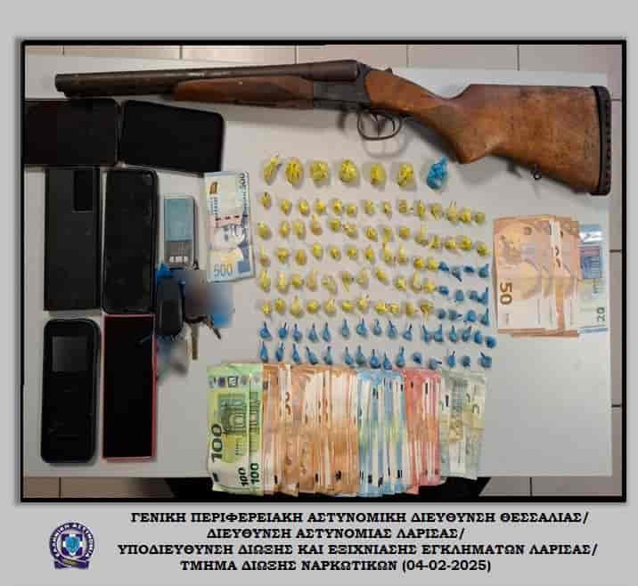 
Συνελήφθησαν -4- ημεδαποί στον Τύρναβο για -κατά περίπτωση- παράβαση των νομοθεσιών περί ναρκωτικών και περί όπλων 

Κατασχέθηκαν, μεταξύ άλλων, -111- συσκευασίες με ποσότητες ηρωίνης συνολικού βάρους -124,2- γραμμαρίων, -1- δίκαννο κυνηγετικό όπλο, -5.705- ευρώ και -3- Ι.Χ.Ε. αυτοκίνητα 

Συνελήφθησαν, χθες (03-02-2025) το μεσημέρι στον Τύρναβο, από αστυνομικούς του Τμήματος Δίωξης Ναρκωτικών της Υποδιεύθυνσης Δίωξης και Εξιχνίασης Εγκλημάτων Λάρισας, με τη συνδρομή αστυνομικών του Αστυνομικού Τμήματος Τυρνάβου, -4- ημεδαποί, ήτοι τρεις άνδρες και μία γυναίκα, σε βάρος των οποίων σχηματίστηκε δικογραφία και συγκεκριμένα, σε βάρος των τριών για παράβαση της νομοθεσίας περί ναρκωτικών και του τέταρτου για παράβαση των νομοθεσιών περί ναρκωτικών και περί όπλων.

Ειδικότερα, μετά από κατάλληλη αξιοποίηση στοιχείων για κατοχή-διακίνηση και απόκρυψη ναρκωτικών ουσιών από τους δράστες, χθες πραγματοποιήθηκε συντονισμένη αστυνομική επιχείρηση, στο πλαίσιο της οποίας διενεργήθηκαν νομότυπες έρευνες στις οικίες τους, στο εσωτερικό των οποίων καθώς και σε αύλειο χώρο οικίας, βρέθηκαν και κατασχέθηκαν συνολικά:

•	-111- συσκευασίες με ποσότητες ηρωίνης, συνολικού βάρους -124,2- γραμμαρίων,
•	-1- ζυγαριά,
•	το χρηματικό ποσό των -5.705- ευρώ και ένα χαρτονόμισμα των -500- λεκ Αλβανίας,
•	-1- δίκαννο κυνηγετικό όπλο, χωρίς σχετική άδεια &
•	-6- κινητά τηλέφωνα. 

Επιπλέον, κατασχέθηκαν και -3- Ι.Χ. επιβατικά αυτοκίνητα των δραστών, ως μέσα διευκόλυνσης της παράνομης δραστηριότητάς τους.

Οι συλληφθέντες θα οδηγηθούν στον κ. Εισαγγελέα Πλημμελειοδικών Λάρισας, ενώ την προανάκριση διενεργεί η Υποδιεύθυνση Δίωξης και Εξιχνίασης Εγκλημάτων Λάρισας.  
