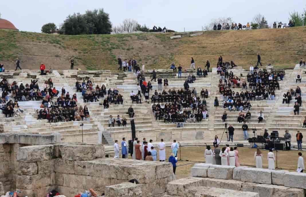 Με  τέσσερις παραστάσεις και δυο βιωματικές ξεναγήσεις