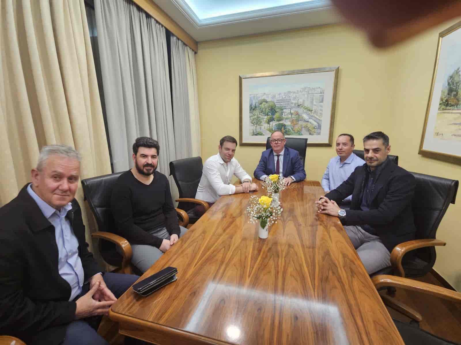 Συνάντηση Στέφανου Κασσελάκη με τον Πρόεδρο του Επιμελητηρίου Λάρισας Χρ. Γιακουβή