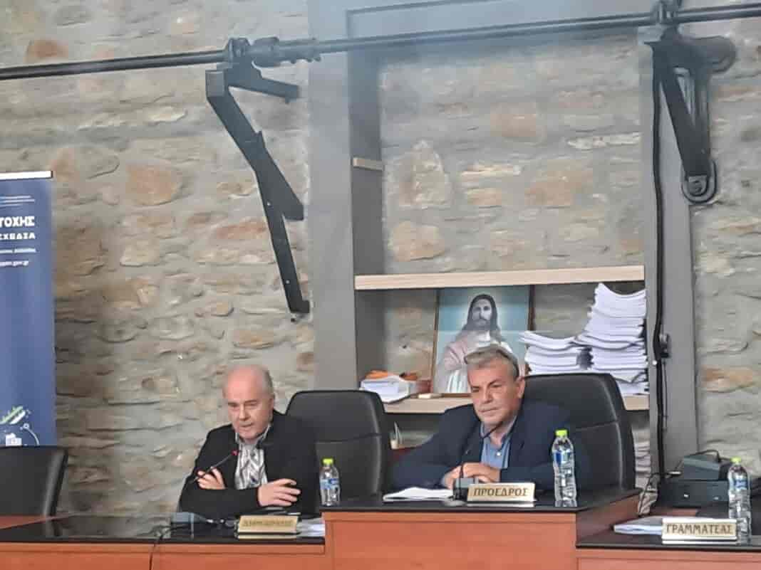 Την Πέμπτη 27 Μαρτίου πραγματοποιήθηκε η *πρώτη δημόσια διαβούλευση* για το *Τοπικό Πολεοδομικό Σχέδιο (ΤΠΣ) του Δήμου Τεμπών*, σηματοδοτώντας ένα καθοριστικό βήμα για τη χωρική οργάνωση και τη μελλοντική ανάπτυξη του Δήμου. Στη συνάντηση παρευρέθηκαν ο Δήμαρχος Τεμπών κ. *Γεώργιος Μανώλης*, Δημοτικοί Σύμβουλοι, πολίτες, επαγγελματίες και εκπρόσωποι τοπικών φορέων. Η παρουσίαση ξεκίνησε από την ομάδα των *αναδόχων μελετητών – πολεοδόμων – χωροτακτών*, οι οποίοι ανέπτυξαν τα εναλλακτικά σενάρια *χωρικής ανάπτυξης* στο πλαίσιο του *1ου Σταδίου της Α' Φάσης* της μελέτης του Τοπικού Πολεοδομικού Σχεδίου. Οι μελετητές ανέλυσαν τις προτεινόμενες λύσεις, οι οποίες βασίζονται στις ανάγκες της περιοχής και στις σύγχρονες πολεοδομικές κατευθύνσεις. Στη συνέχεια, η *Τεχνική Υπηρεσία του Δήμου Τεμπών* παρουσίασε τις παρατηρήσεις και τις ενδεχόμενες λύσεις, ενισχύοντας τον διάλογο και αναδεικνύοντας τις προκλήσεις που πρέπει να αντιμετωπιστούν. Κατά τη διάρκεια της διαβούλευσης, *οι επικεφαλής των δημοτικών παρατάξεων, δημοτικοί σύμβουλοι, πρόεδροι δημοτικών κοινοτήτων και μέλη φορέων έθεσαν ερωτήματα, διατύπωσαν προτάσεις και επισήμαναν βασικά ζητήματα που αφορούν την πολεοδομική ανάπτυξη του Δήμου.* *Σύμφωνα με τους μελετητές, το επόμενο στάδιο της διαδικασίας περιλαμβάνει την εκτενή καταγραφή της υφιστάμενης πολεοδομικής κατάστασης, η οποία θα ολοκληρωθεί έως τον Σεπτέμβριο.* Μετά την ολοκλήρωση της συγκεκριμένης φάσης, οι *δημότες του Δήμου Τεμπών* θα έχουν τη δυνατότητα να συμμετάσχουν ενεργά στη διαμόρφωση του σχεδίου, καταγράφοντας τις απόψεις και τις προτάσεις τους μέσω ηλεκτρονικής πλατφόρμας. Η περίοδος υποβολής απόψεων θα διαρκέσει *μόλις πέντε (5) ημέρες*, γεγονός που καθιστά απαραίτητη την έγκαιρη ενημέρωση και συμμετοχή των πολιτών. Ο Δήμος θα προχωρά σε διαδοχικές ανακοινώσεις ώστε οι πολίτες να είναι ενήμεροι για τις εξελίξεις σε κάθε στάδιο. Ο Δήμαρχος Τεμπών, κ. *Γεώργιος Μανώλης*, τόνισε τη σημασία του Τοπικού Πολεοδομικού Σχεδίου, αναφέροντας χαρακτηριστικά: *«Το Τοπικό Πολεοδομικό Σχέδιο αποτελεί ένα στρατηγικό εργαλείο που θα διαμορφώσει το μέλλον του Δήμου μας, εξασφαλίζοντας τη βιώσιμη ανάπτυξή του. Μέσω αυτού θα επιτευχθεί η ορθολογική οργάνωση του χώρου, η προστασία του περιβάλλοντος και η ενίσχυση της τοπικής οικονομίας. Βασικοί στόχοι του σχεδίου είναι η οριοθέτηση των οικισμών, ο καθορισμός χρήσεων γης για ισορροπημένη ανάπτυξη, η προστασία και ανάδειξη των φυσικών και πολιτιστικών πόρων, καθώς και η βελτίωση των υποδομών. Παράλληλα, θα δημιουργηθούν οι κατάλληλες προϋποθέσεις για ανάπτυξη επενδύσεων με ξεκάθαρους κανόνες. Ως Δημοτική Αρχή στηρίζουμε τη διαδικασία με διαφάνεια και συμμετοχικότητα, ώστε το τελικό σχέδιο να ανταποκρίνεται στις πραγματικές ανάγκες της τοπικής κοινωνίας για την επόμενη δεκαπενταετία».* Η Δημοτική Αρχή καλεί τους δημότες να παρακολουθούν την εξέλιξη της διαδικασίας και να συμμετέχουν ενεργά, καταθέτοντας τις απόψεις τους, καθώς το νέο Τοπικό Πολεοδομικό Σχέδιο θα αποτελέσει τη βάση για το μέλλον του Δήμου μας.